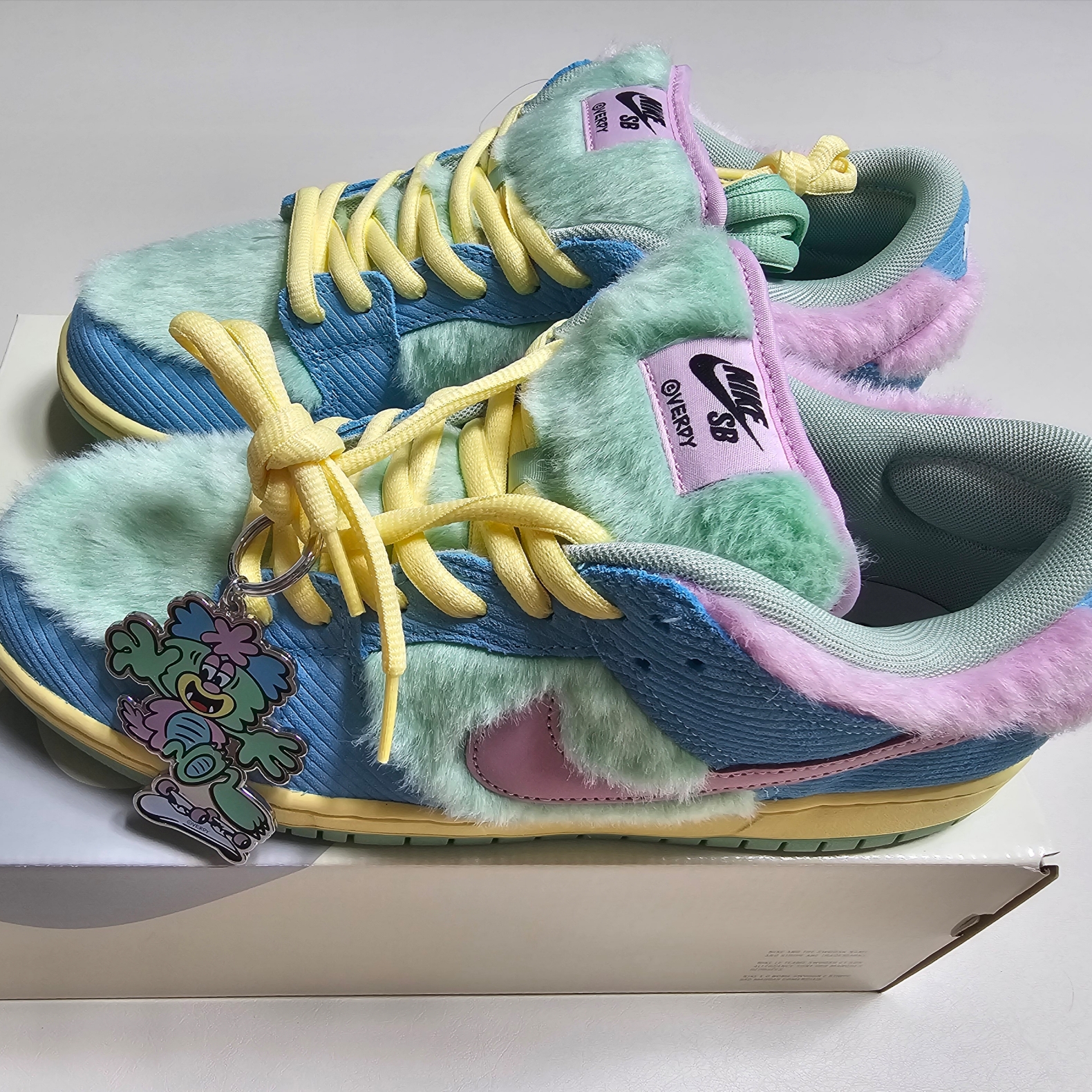 Nike x Verdy SB Dunk Low Pro Blue Gaze and Enamel Green 착용 스타일