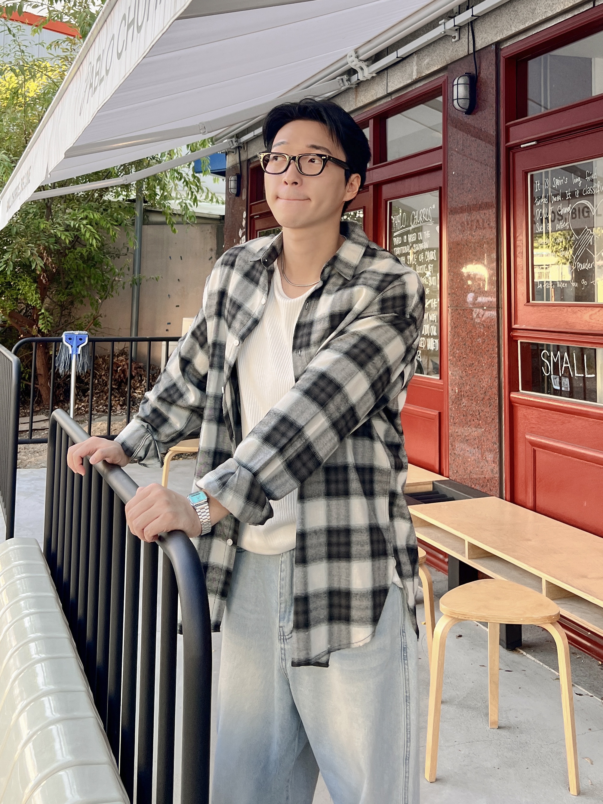 Casio AQ-230A-2A2MQY, Clarks Wallabee Maple Suede 착용 스타일 - 1