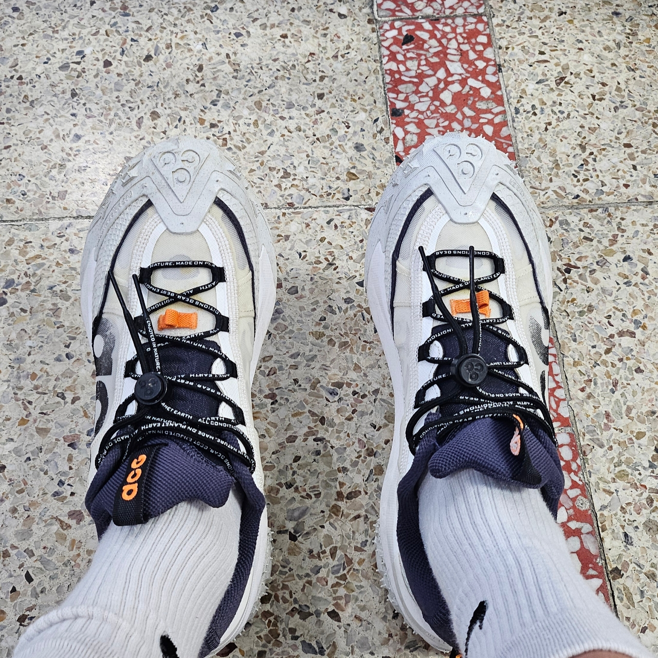 Nike ACG Mountain Fly 2 Low Summit White and Bright Mandarin 착용 스타일 - 3