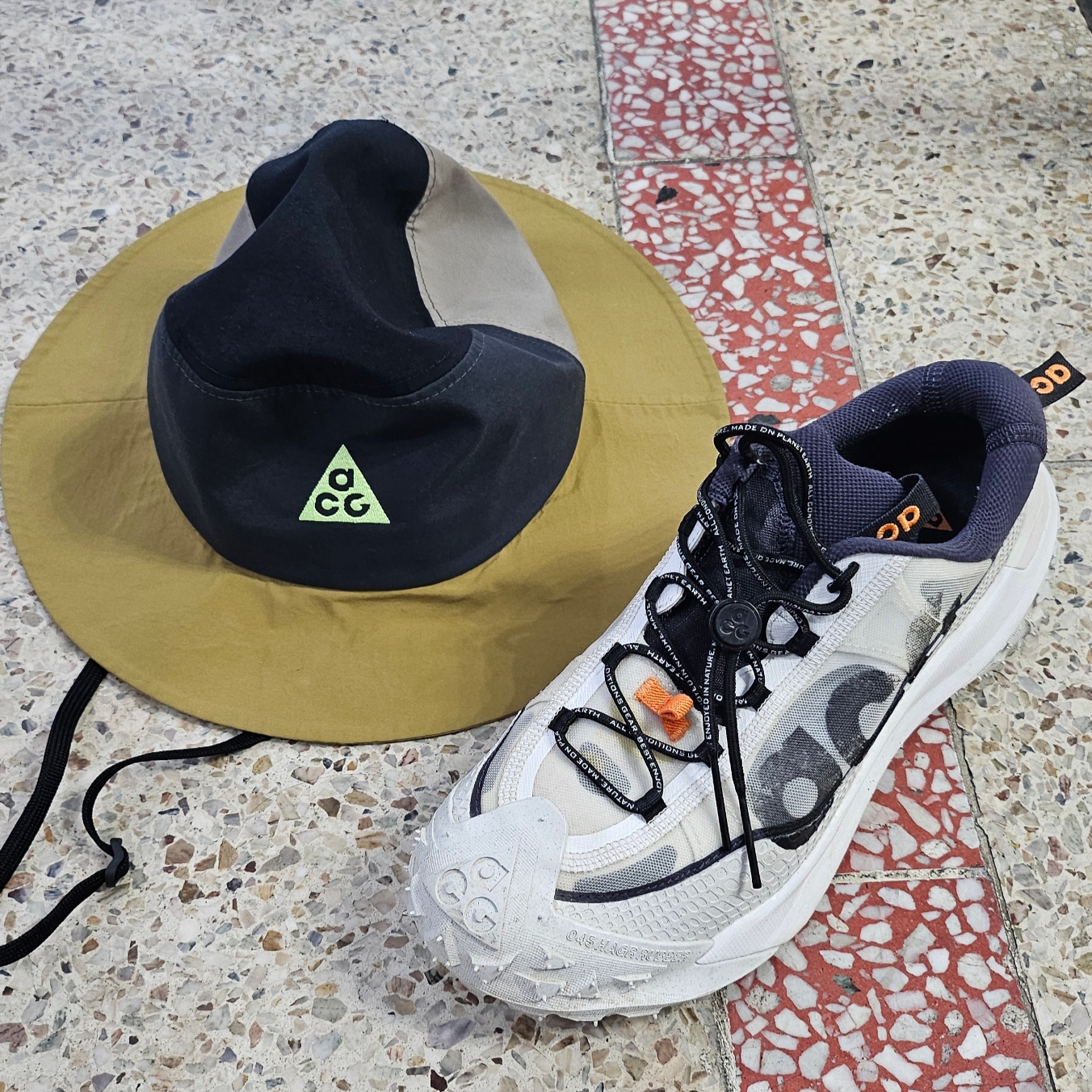 Nike NRG ACG Bucket Ghost Green, Nike ACG Mountain Fly 2 Low Summit White and Bright Mandarin 착용 스타일