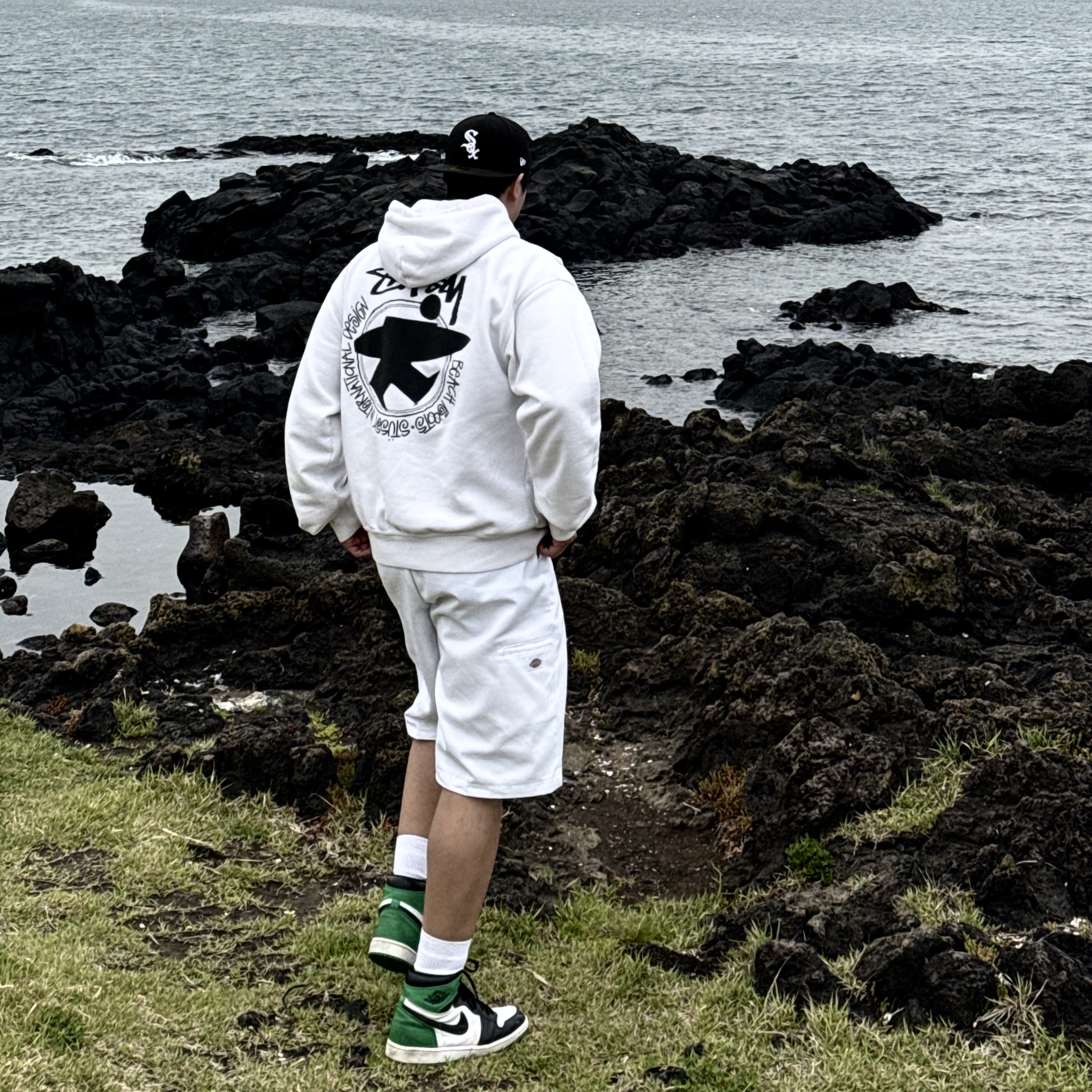 Stussy Beach Roots Hoodie White 착용 스타일