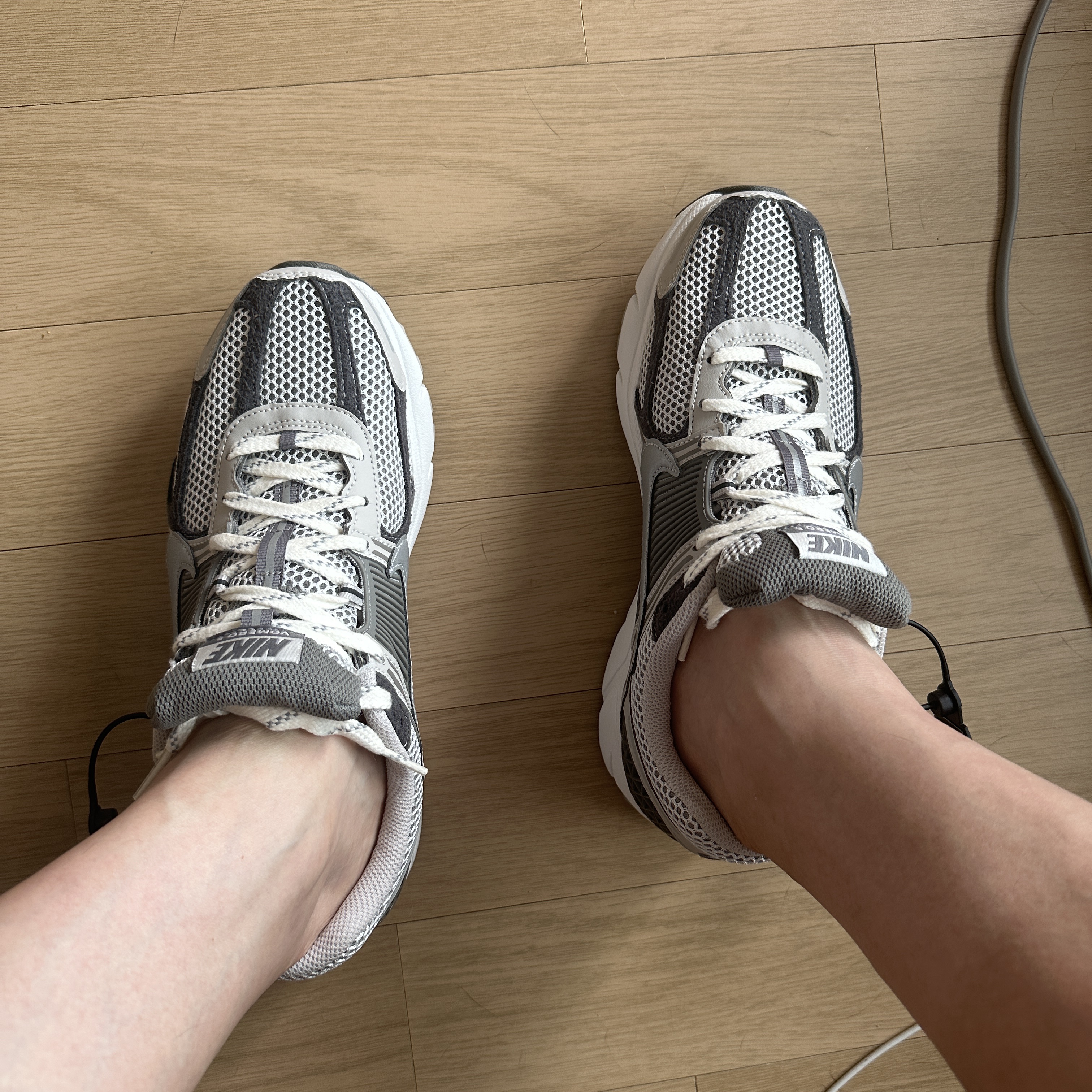 Nike Zoom Vomero 5 PRM Light Iron Ore and Flat Fewter 착용 스타일
