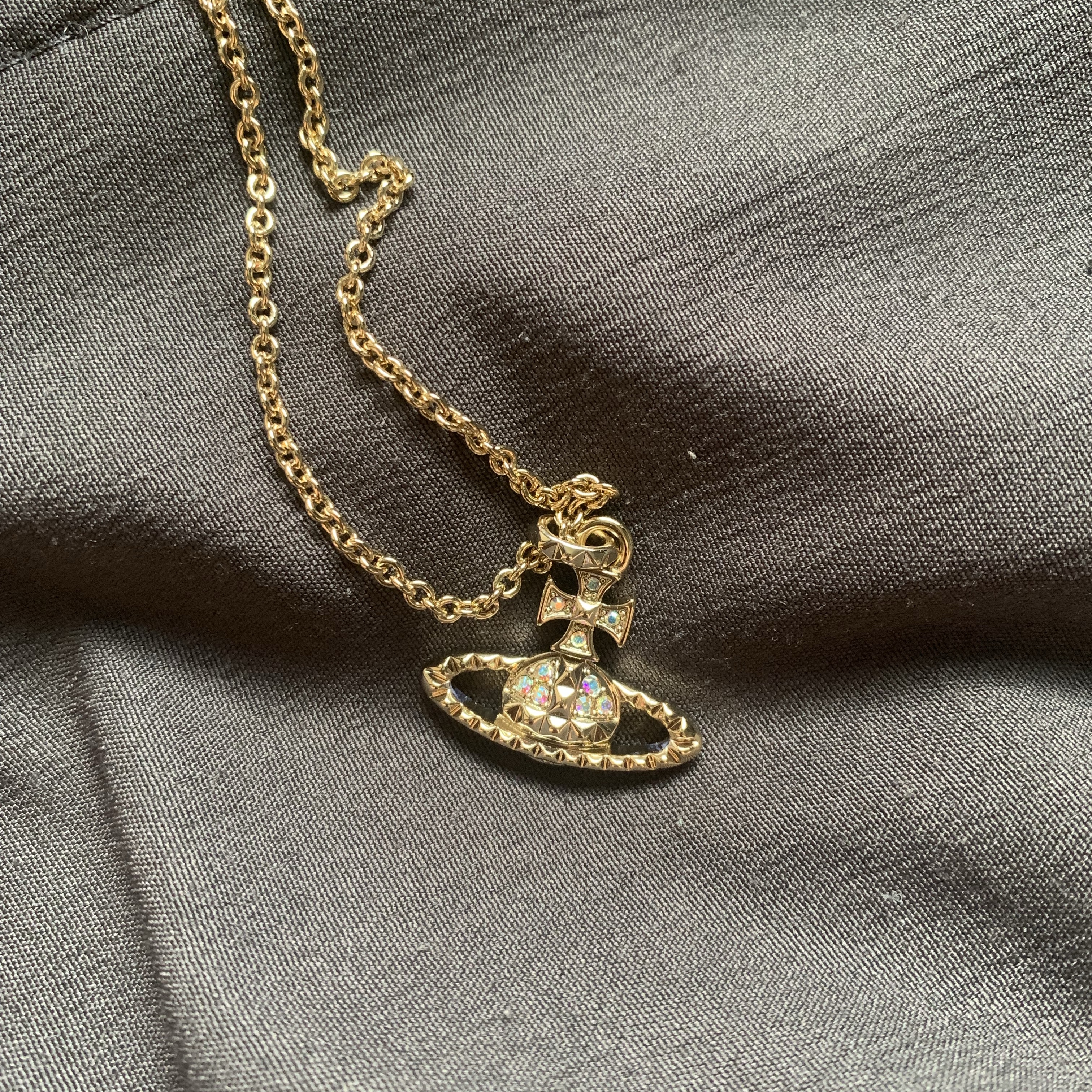Vivienne Westwood Mayfair Bas Relief Pendant Gold 착용 스타일 - 1