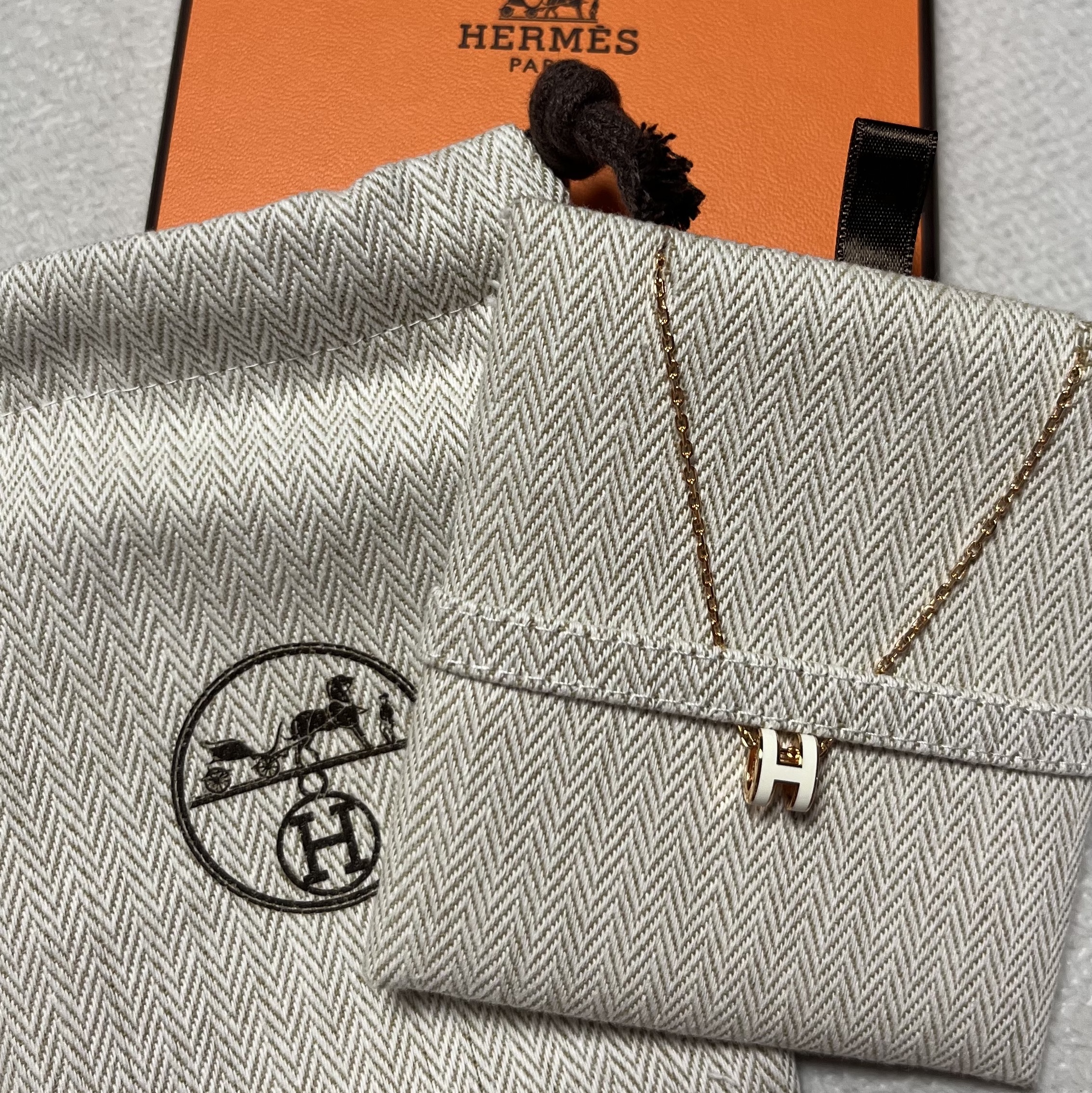 (W) Hermes Mini Pop H Pendant Rose Gold & Blanc 착용 스타일 - 3