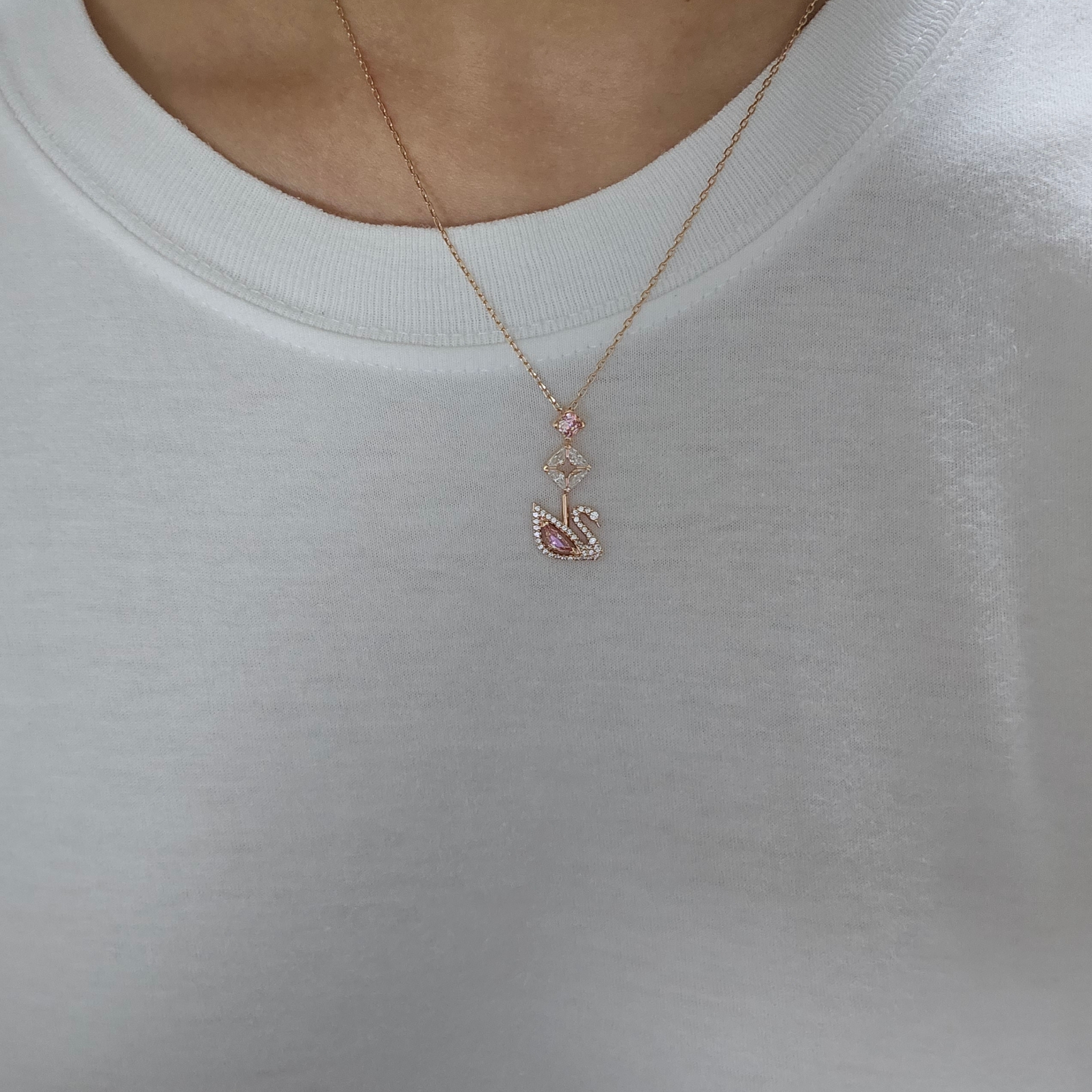 (W) Swarovski Dazzling Swan Y Necklace Pink Rose Gold Plated 착용 스타일
