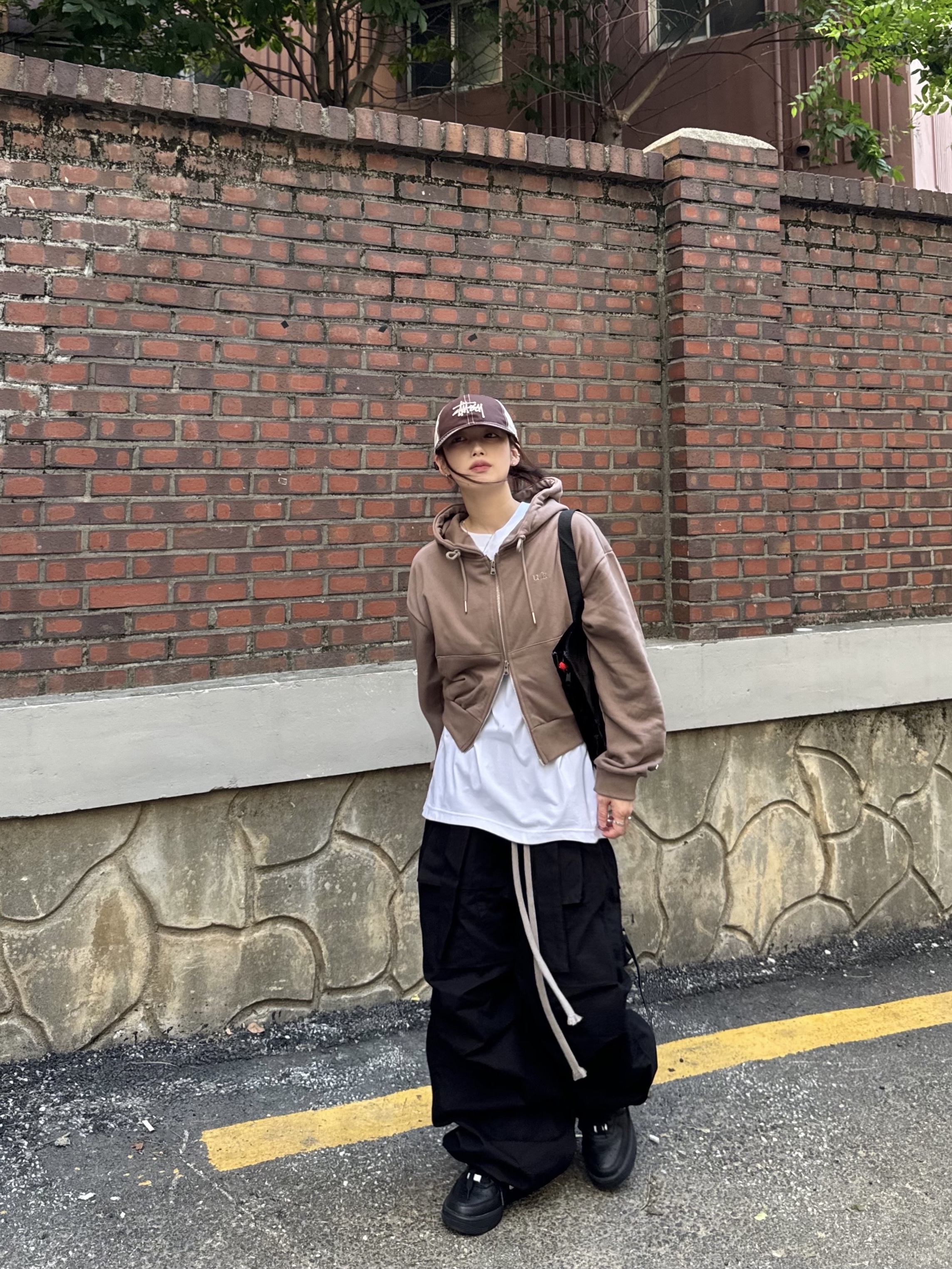 Stussy New Era 9twenty Basic Trucker Brown, Wapworks Wide Safety Cargo Pants Black 착용 스타일 - 1