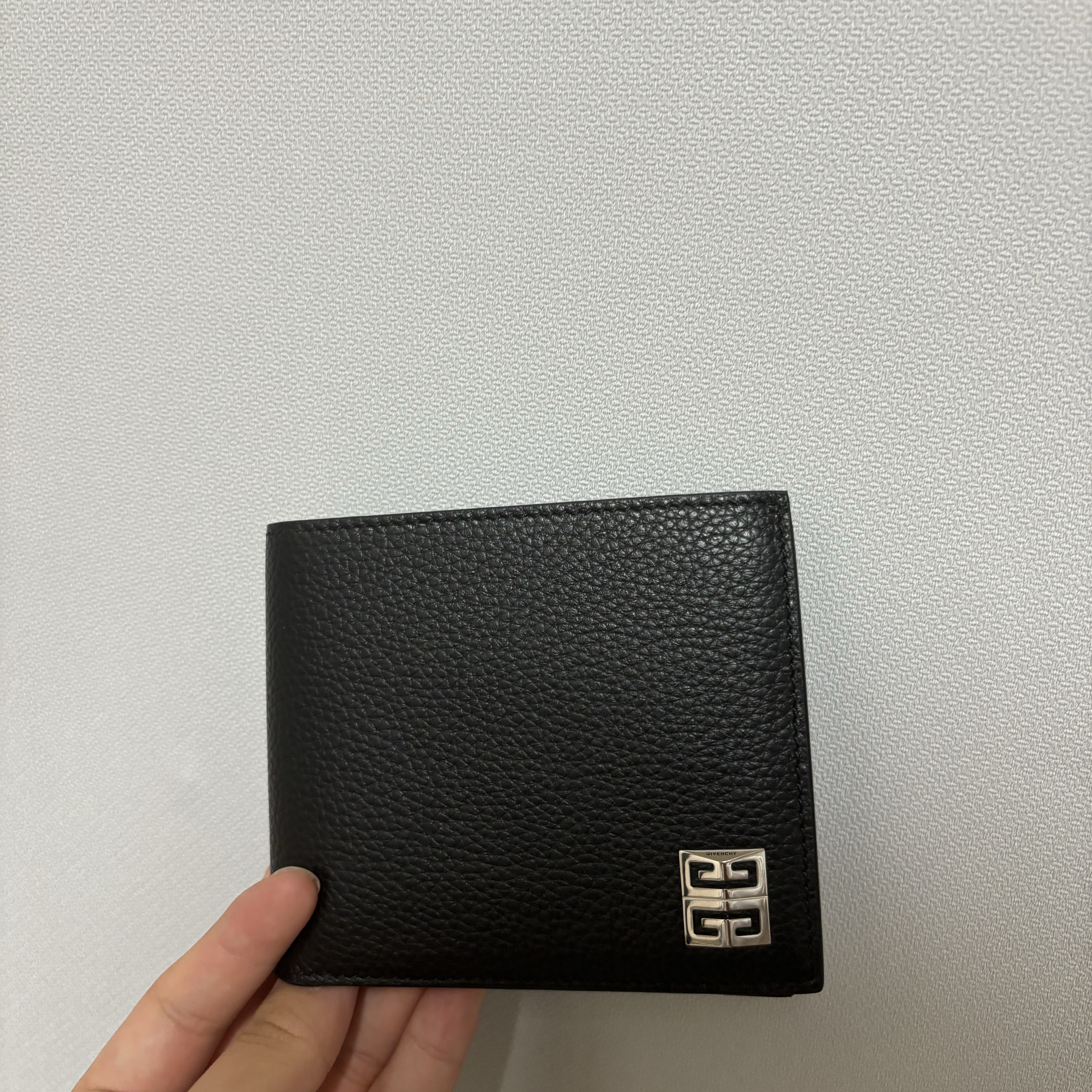 Givenchy Wallet in Grained Leather Black 착용 스타일 - 2