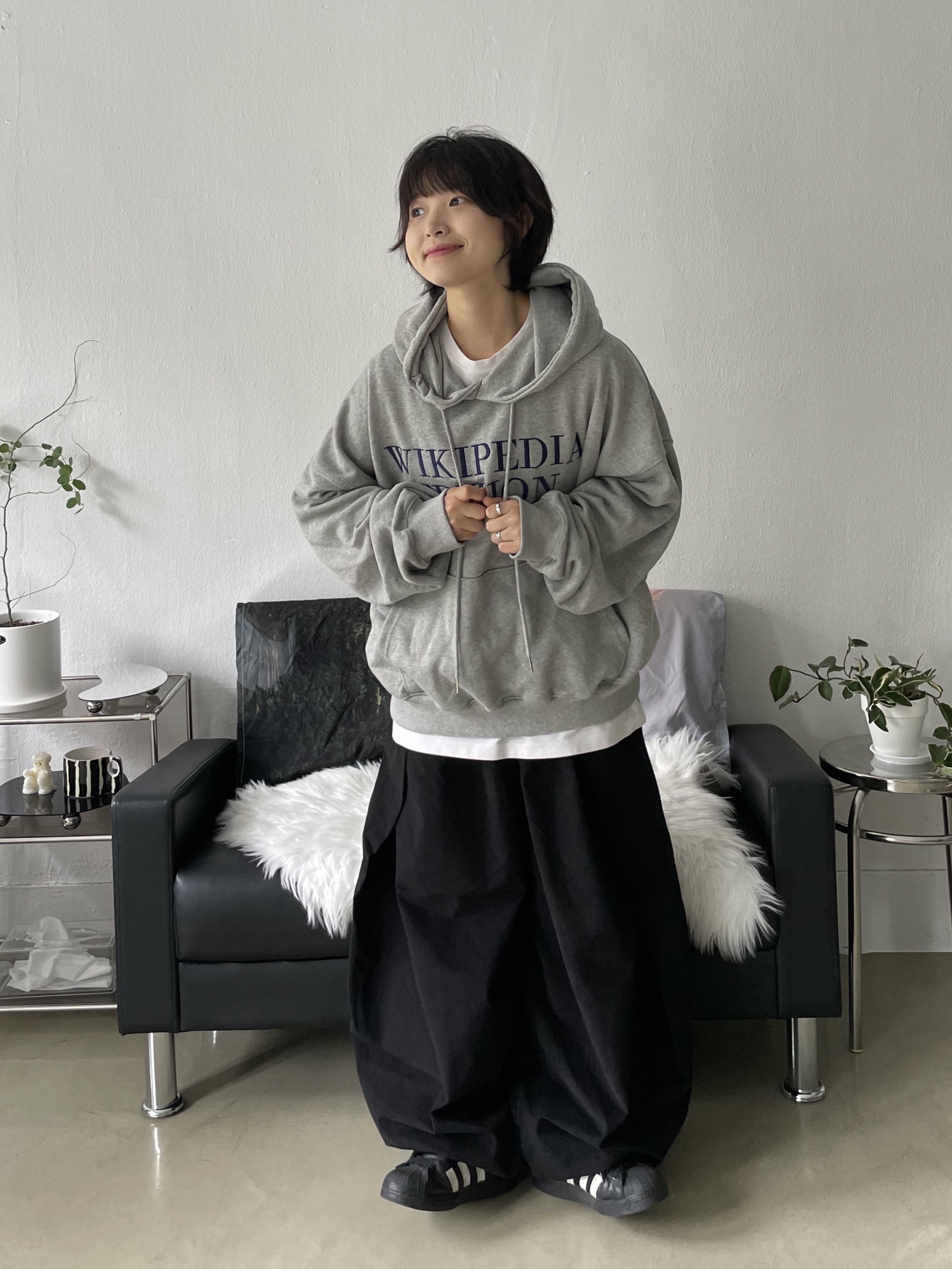 Adidas Superstar Core Black White 착용 스타일 - 1