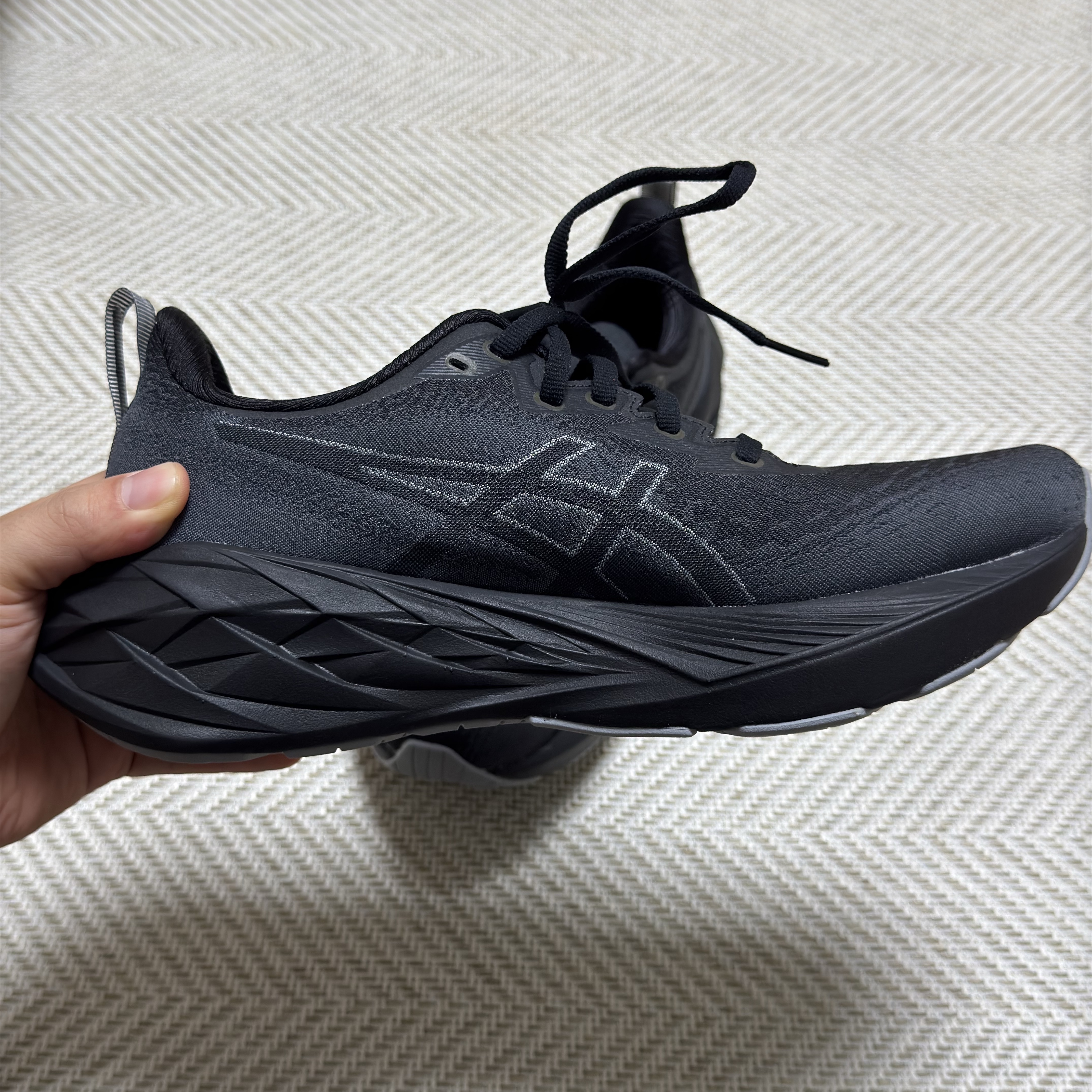 Asics Novablast 4 Black Graphite Grey 착용 스타일 - 2