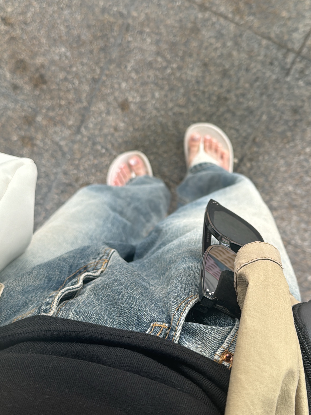 New Balance Flip Flop Ivory 착용 스타일