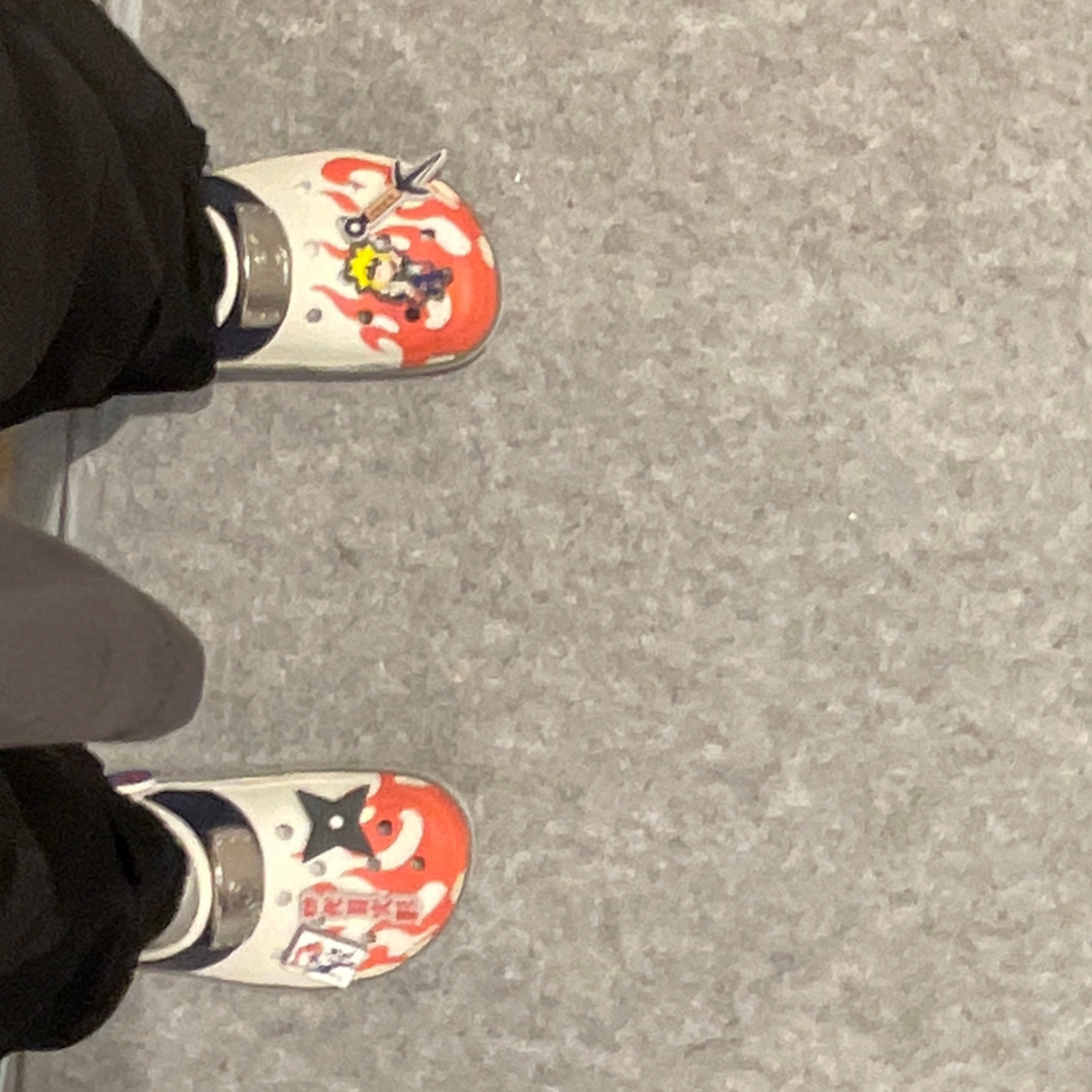 Crocs x Naruto Minato Classic Clog Stucco 착용 스타일 - 2