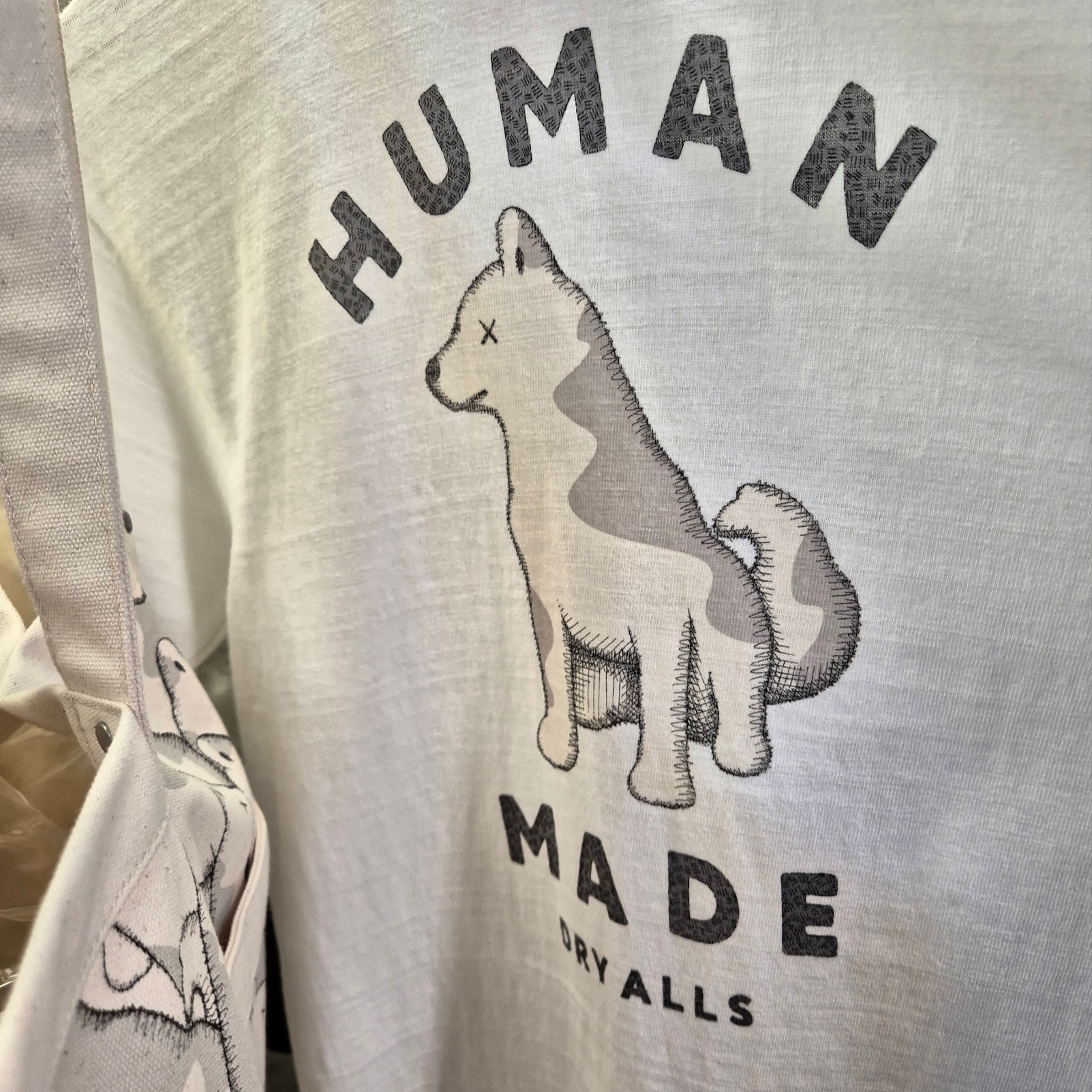 Human Made x Kaws Graphic T-Shirt White - Seoul Store Exclusive, Human Made x Kaws Graphic T-Shirt Black - Seoul Store Exclusive 착용 스타일 - 1
