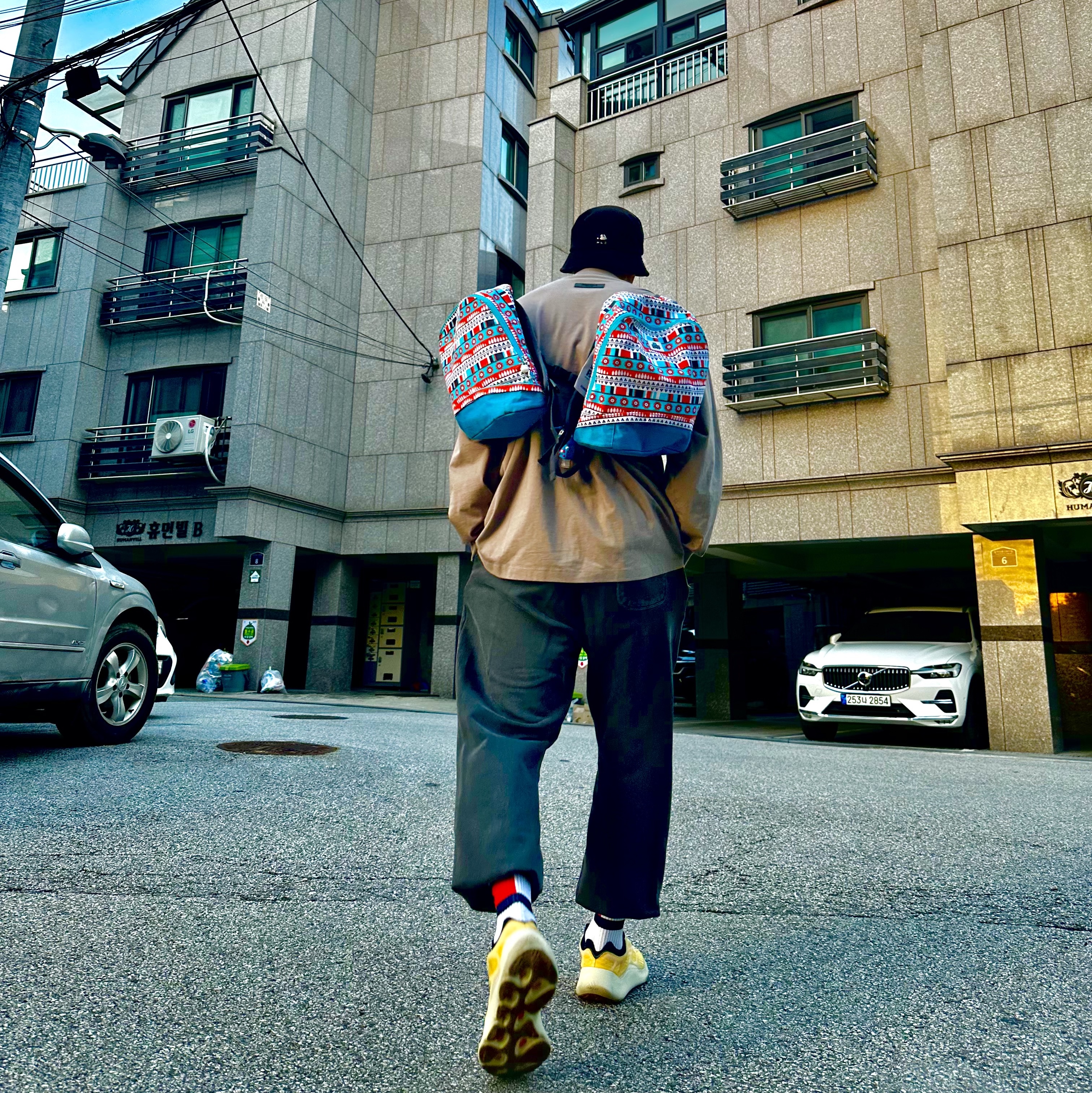 Essentials Long Sleeve T-Shirt Desert Taupe - 22SS, Adidas Yeezy 700 V3 Mono Safflower 착용 스타일 - 2