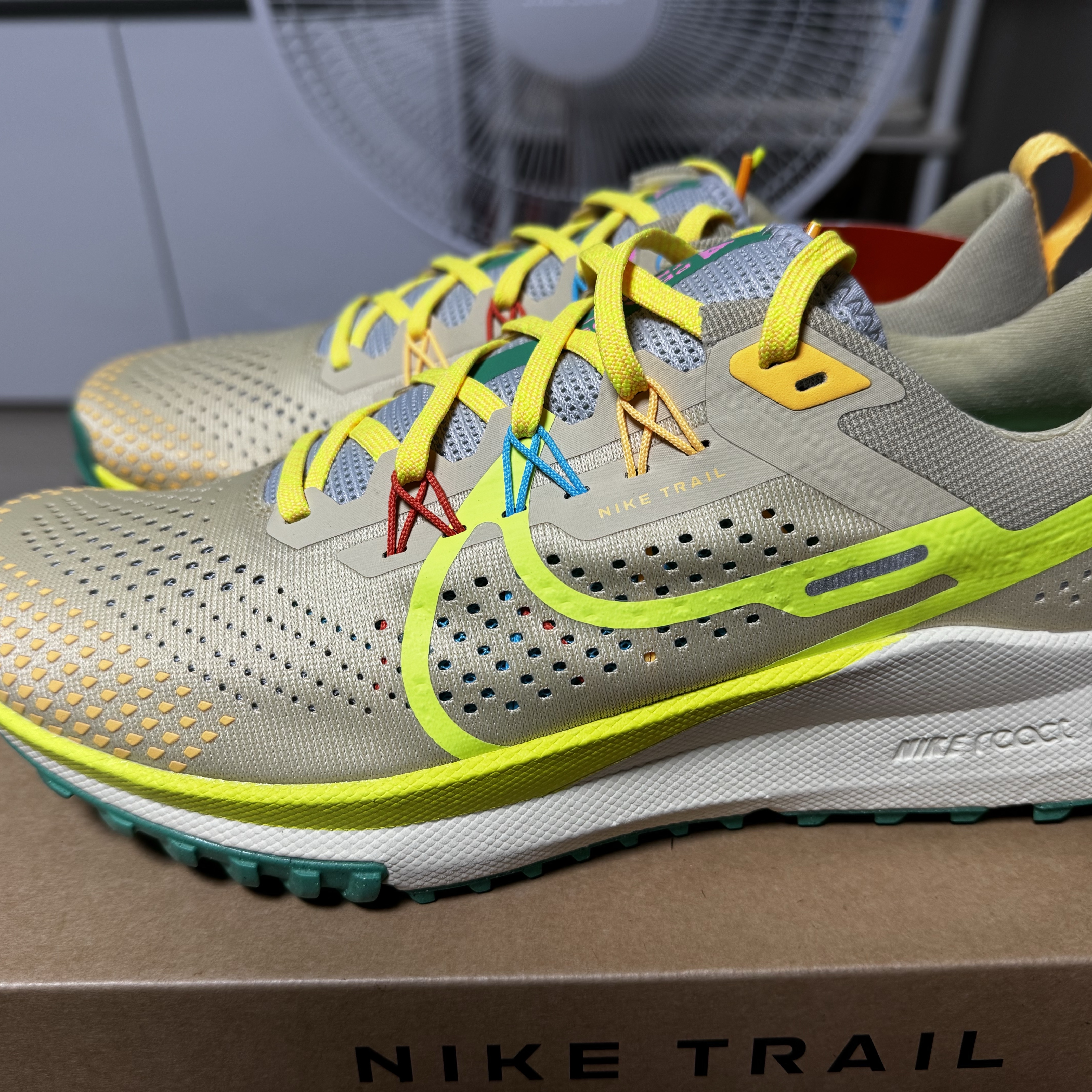 Nike React Pegasus Trail 4 Team Gold Baltic Blue 착용 스타일 - 1