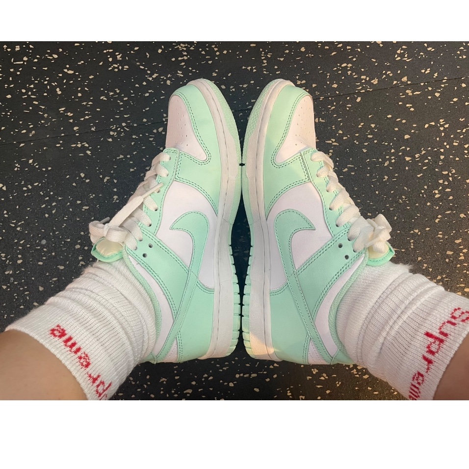 (GS) Nike Dunk Low White Mint Foam, Supreme Hanes Crew Socks White (4 Pack) 착용 스타일 - 2