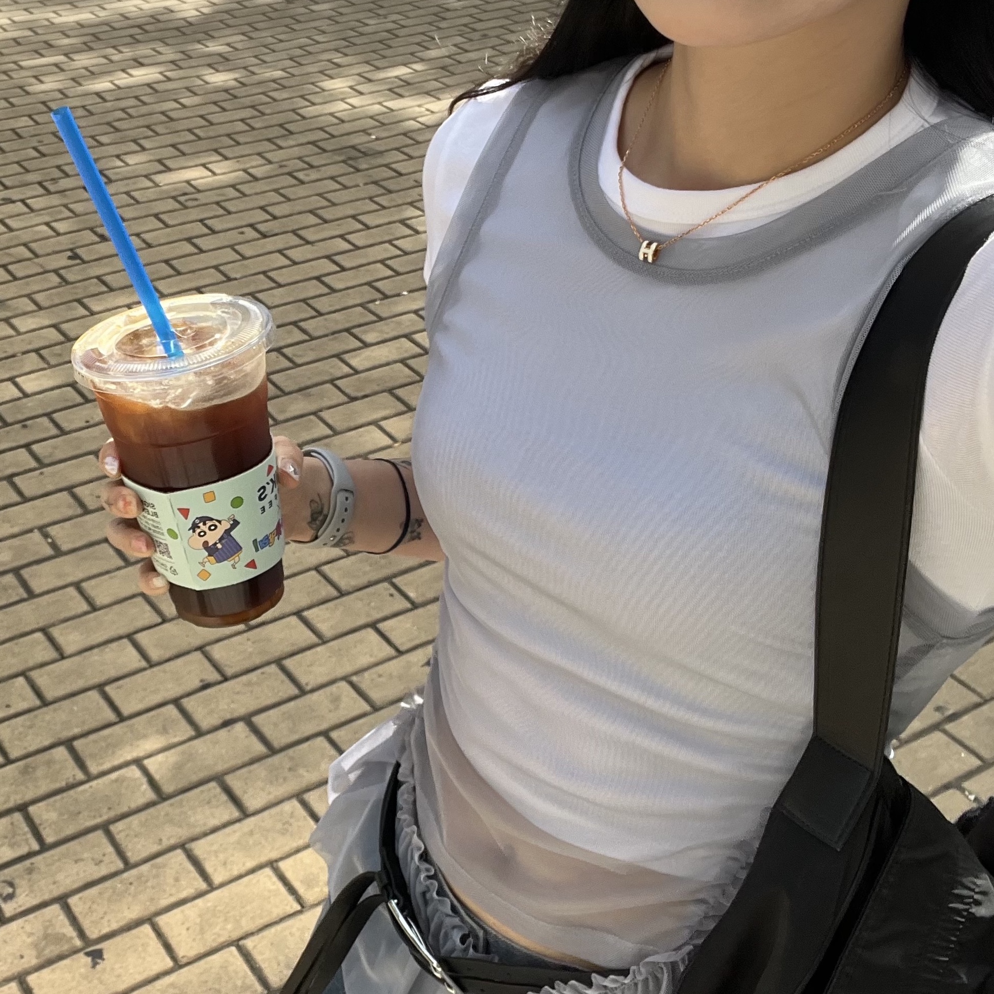 (W) Hermes Mini Pop H Pendant Rose Gold & Blanc 착용 스타일 - 1