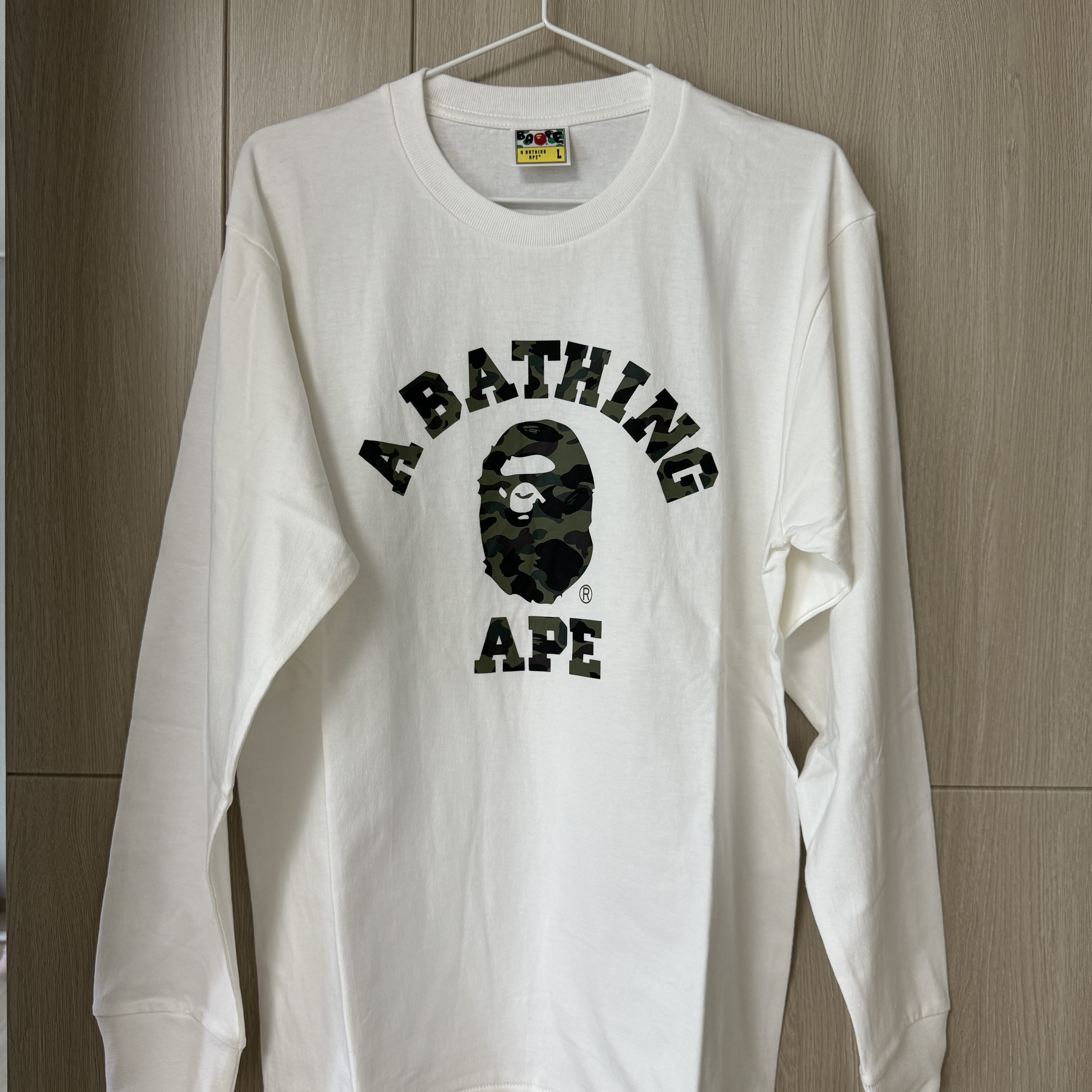 BAPE 1st Camo College L/S T-Shirt White 착용 스타일 - 2