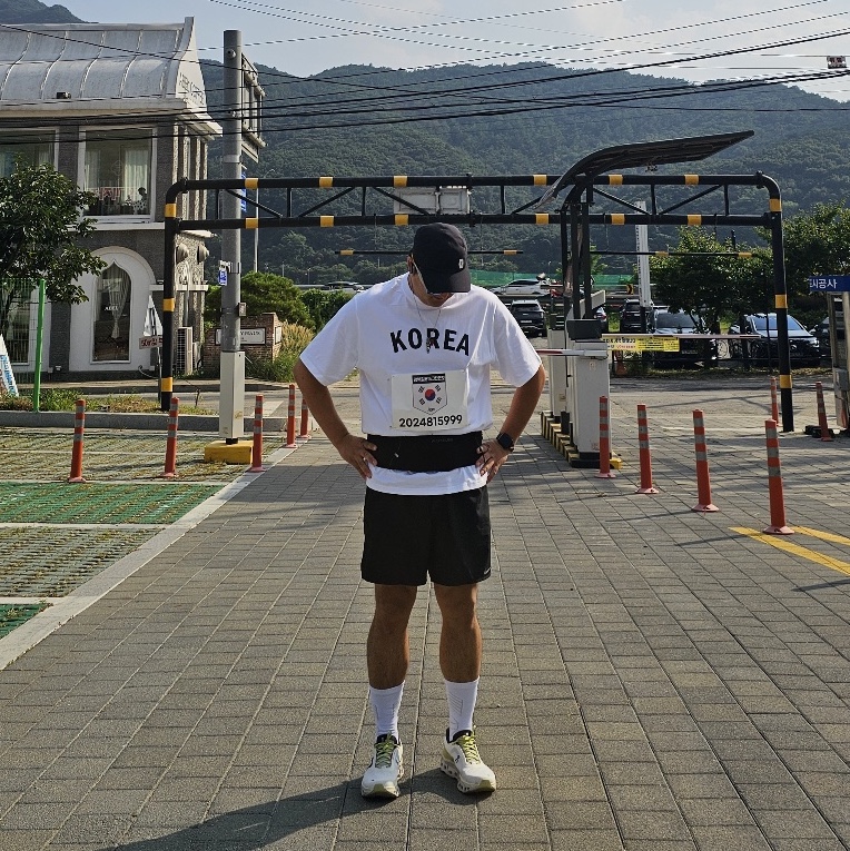 On Running Lightweight Cap Black, On Running Cloudmonster 2 Undyed Zest 착용 스타일 - 1