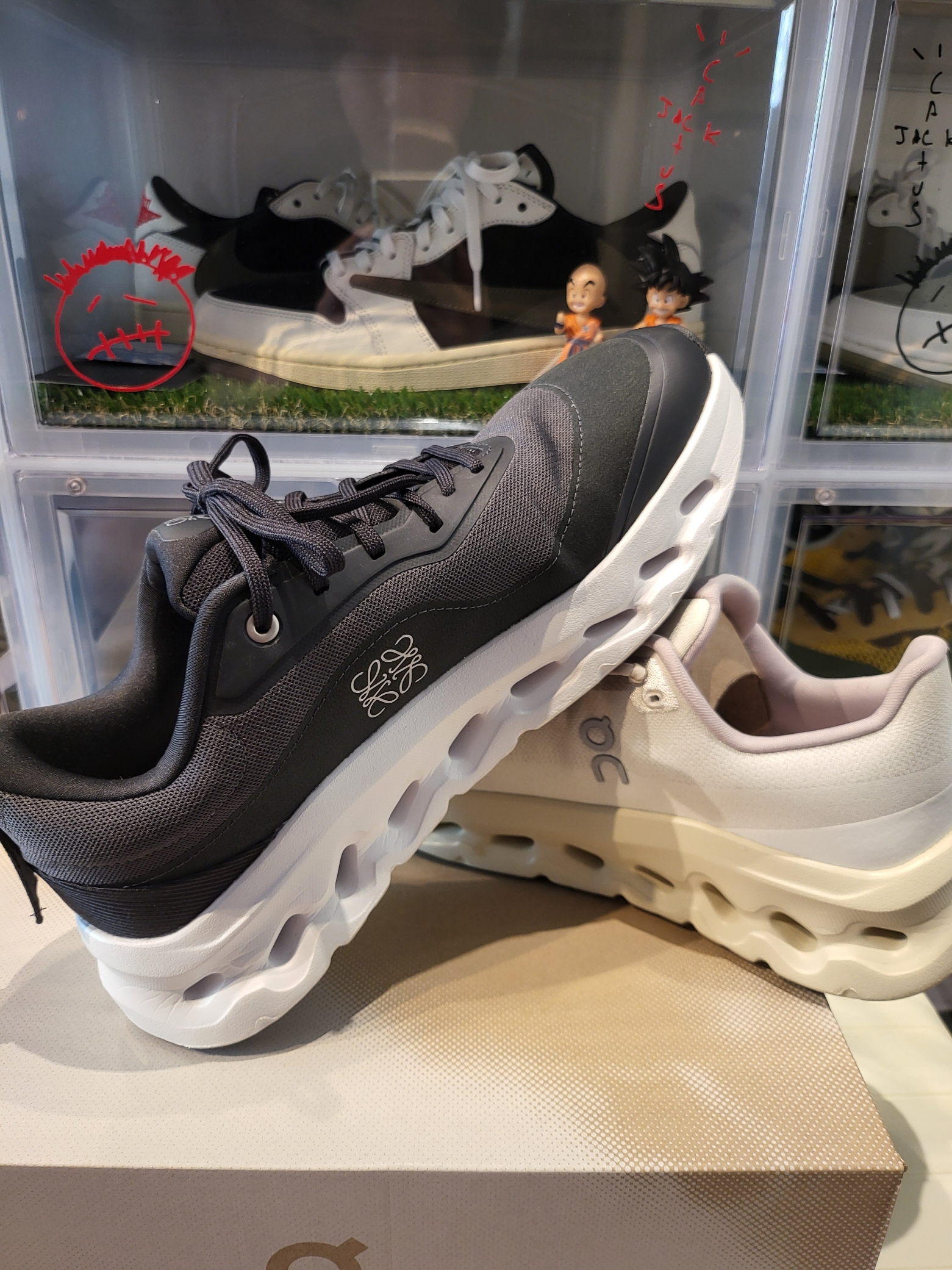 On Running Cloudtilt Sand Cream, Loewe x On Running Cloudtilt 2.0 Black 착용 스타일 - 5
