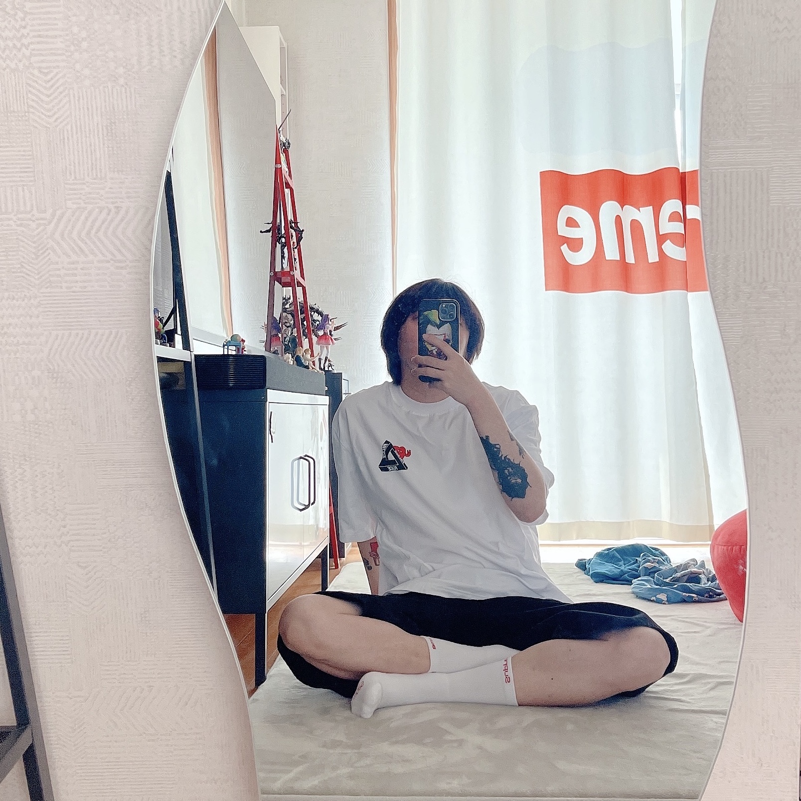 Palace Tri-Hearts T-Shirt White - 24SS, Supreme Baggy Denim Short Black - 24SS 착용 스타일