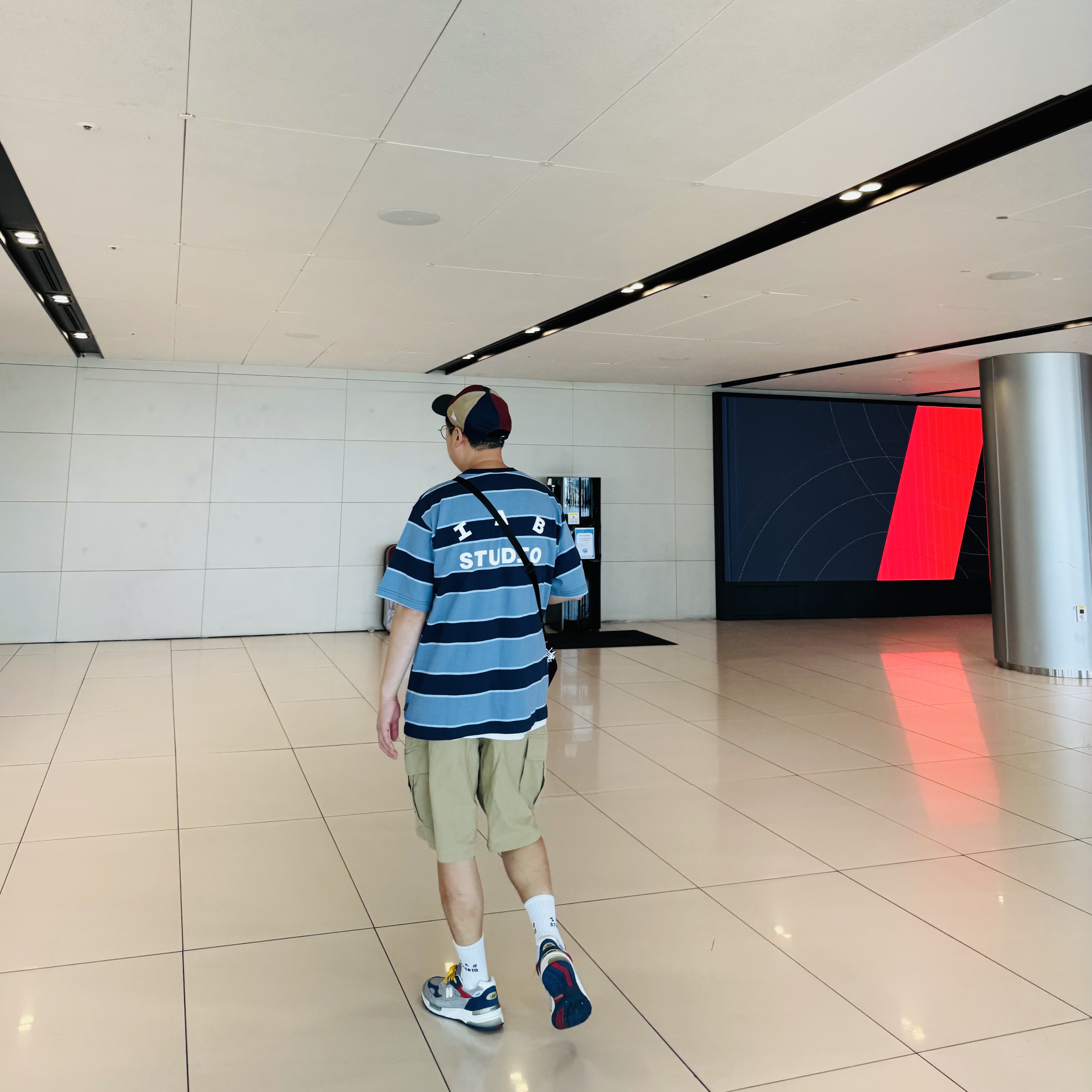 IAB Studio x New Era New York Cap Multi, IAB Studio Striped T-Shirt Blue White 착용 스타일 - 2