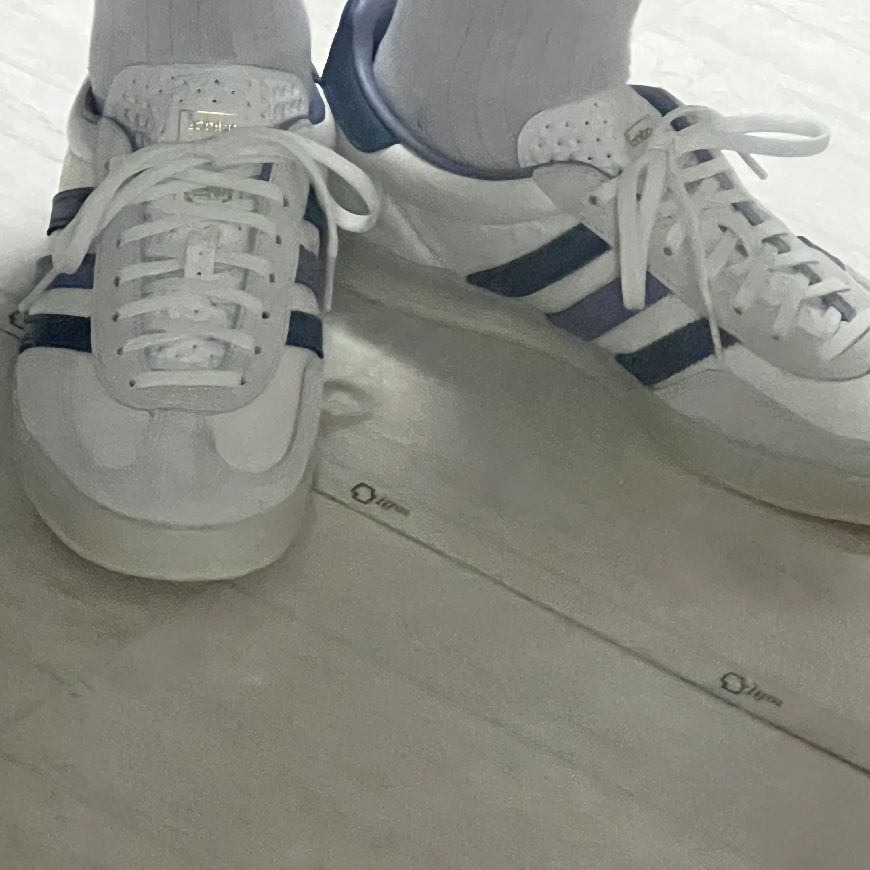 Adidas Gazelle Indoor Core White Preloved Ink 착용 스타일
