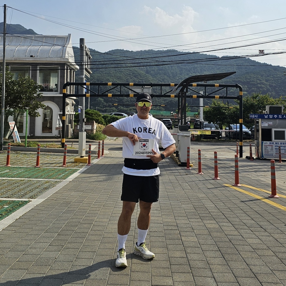 On Running Lightweight Cap Black, On Running Cloudmonster 2 Undyed Zest 착용 스타일 - 2