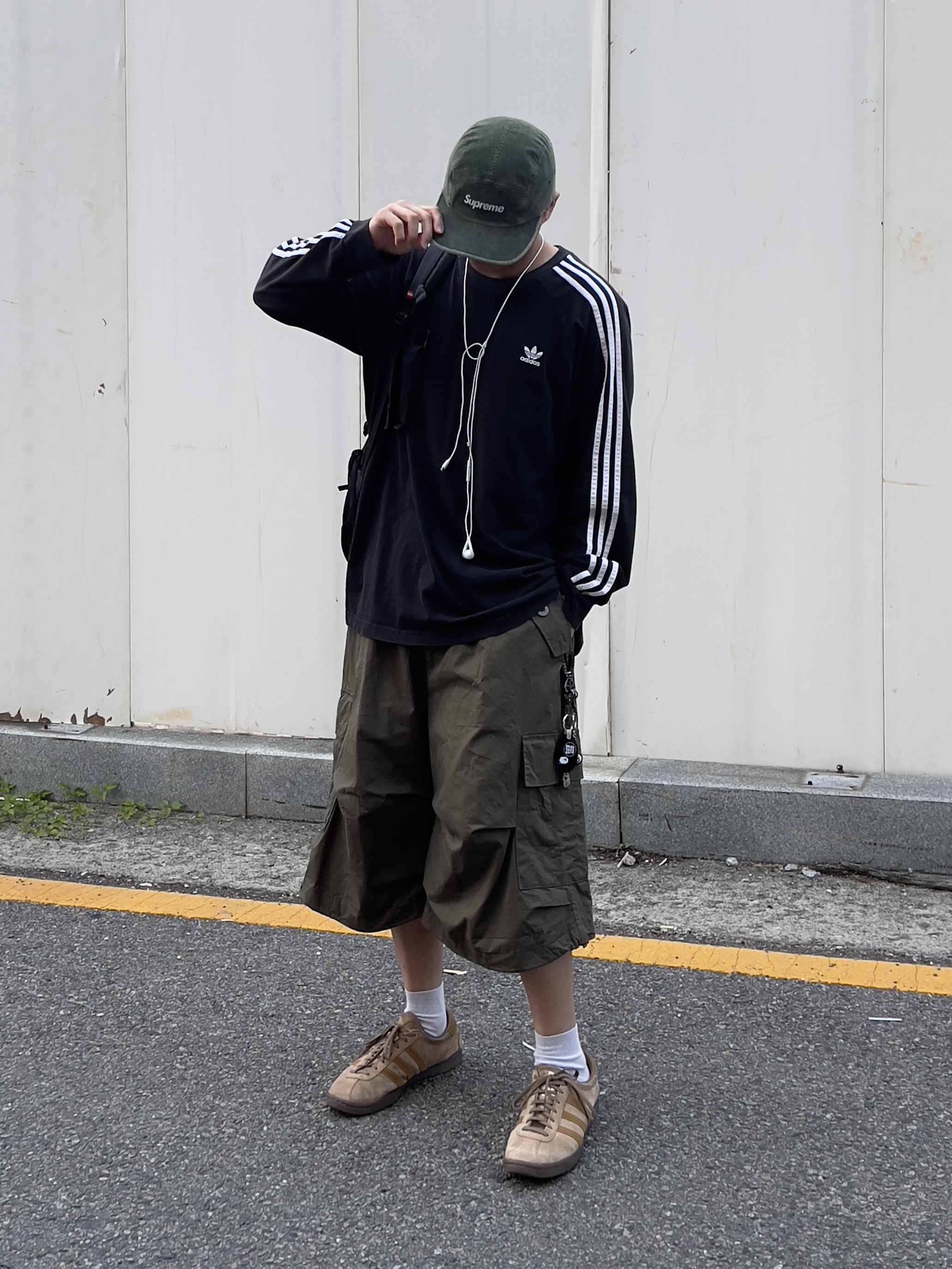 Adidas Tobacco Pantone Mesa 착용 스타일