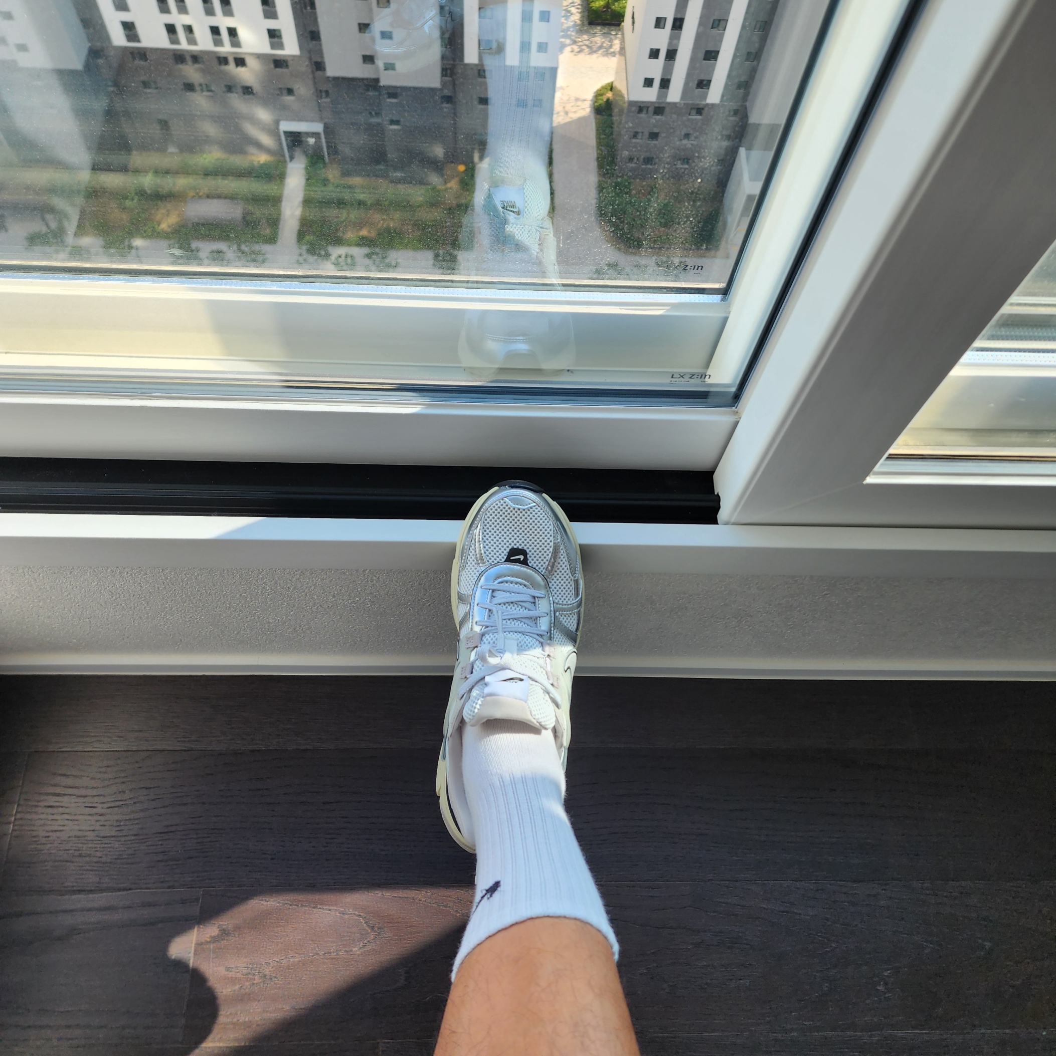 Nike V2K Run Summit White Metallic Silver 착용 스타일 - 3