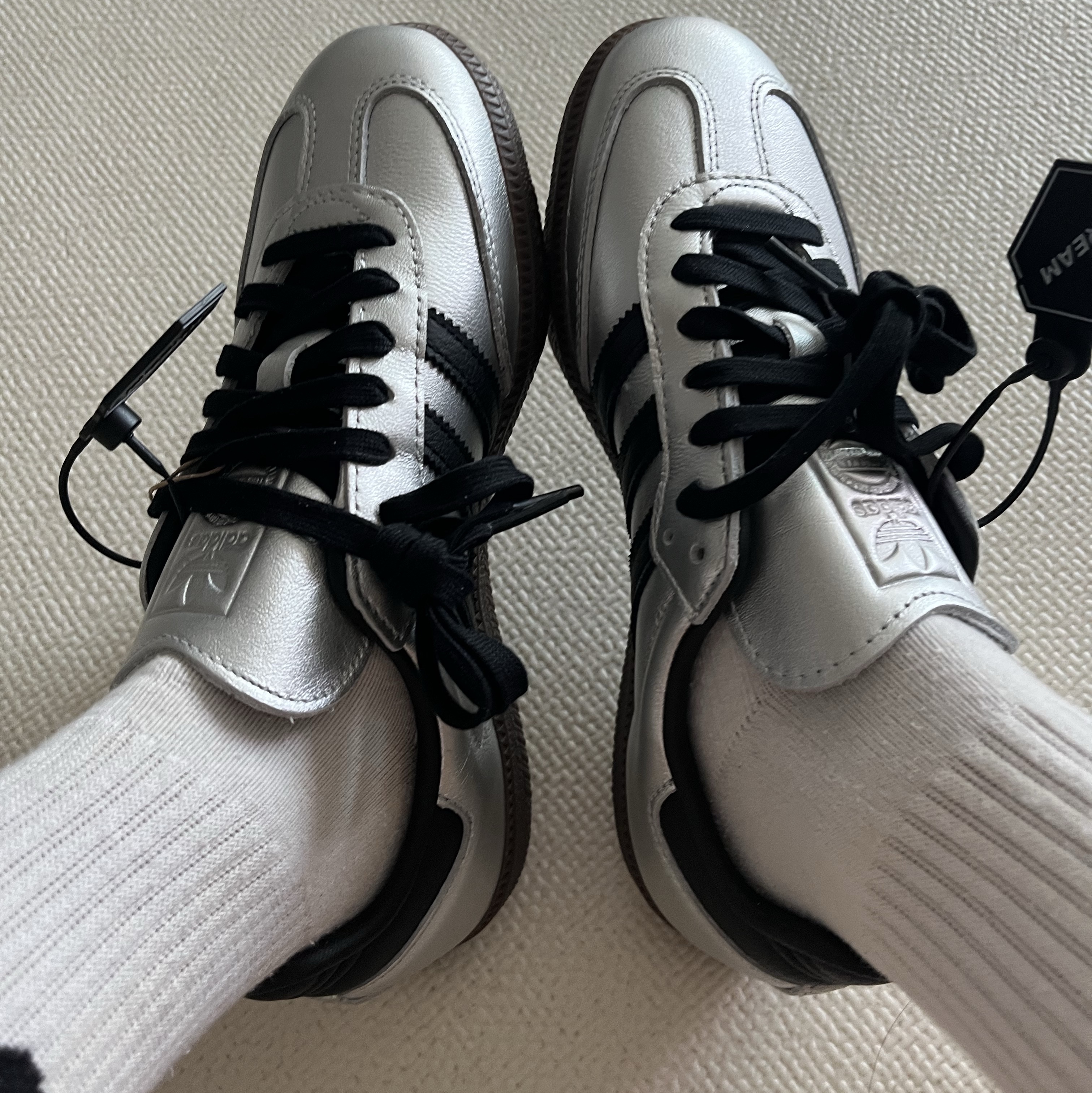 (W) Adidas Samba OG Silver Metalic Core Black Gum 착용 스타일
