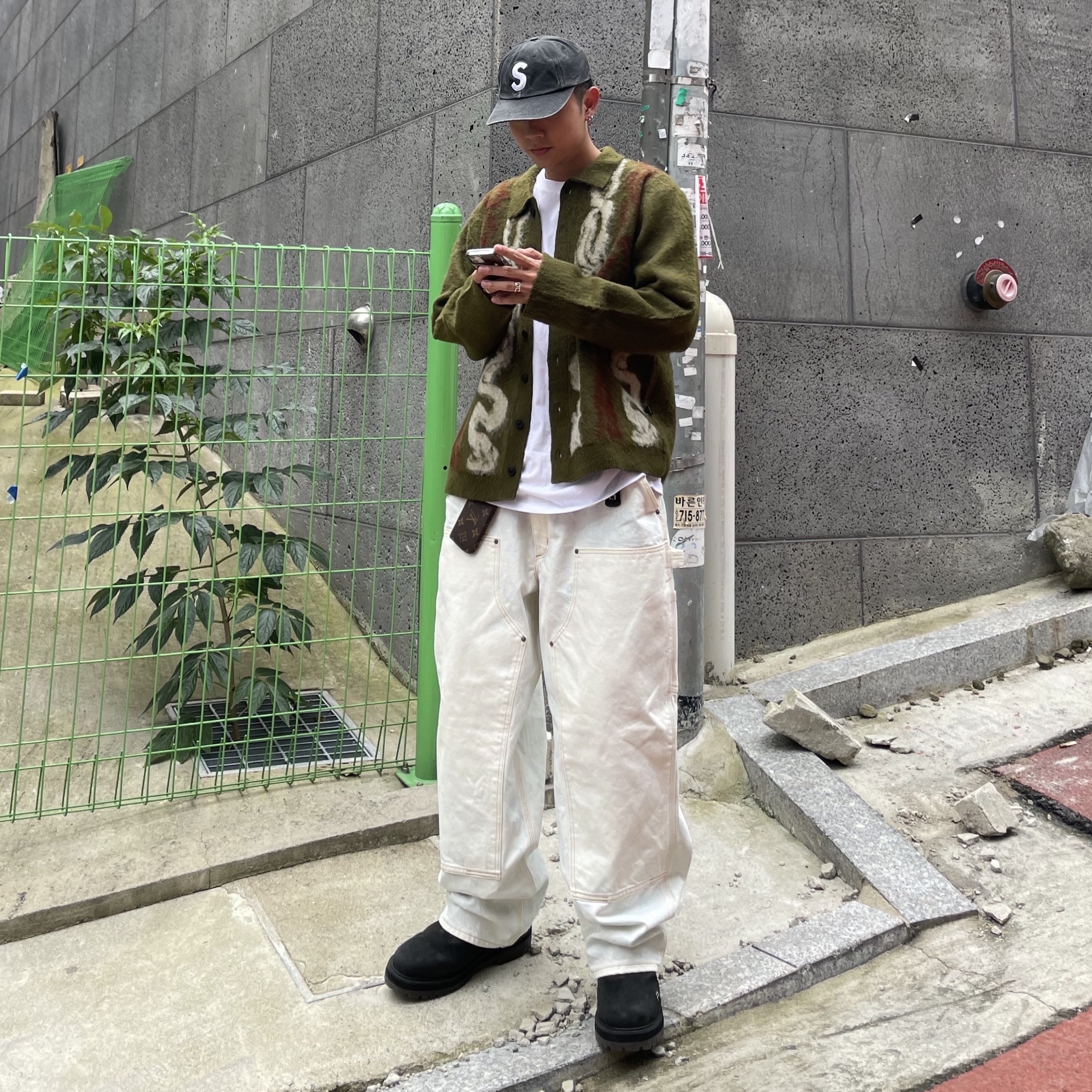 Supreme Pigment Canvas S Logo 6-Panel Black - 23SS 착용 스타일 - 1