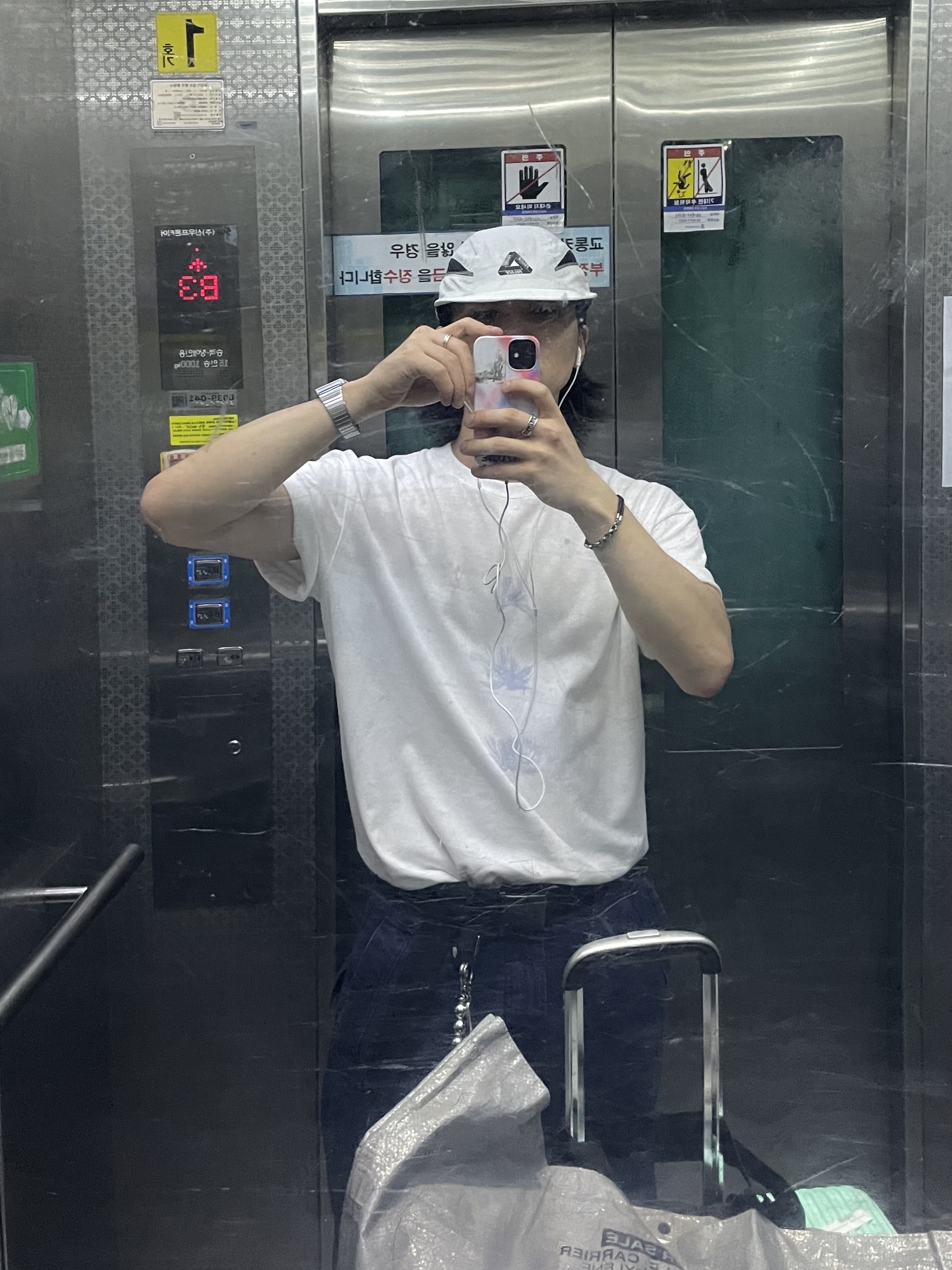 DIVEIN Dive Graphic Short Sleeve White, Gucci Ring with Double G Silver 착용 스타일