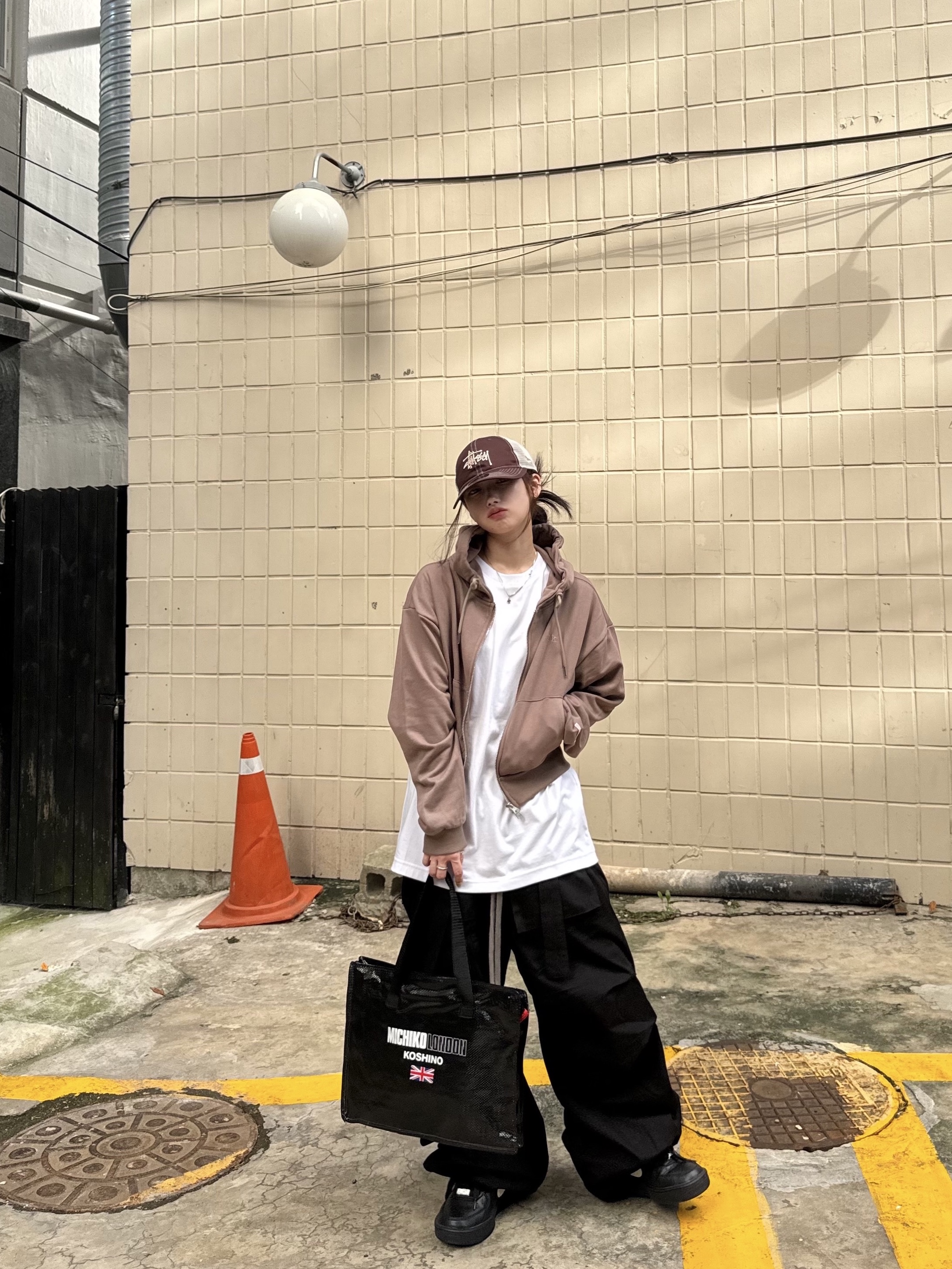 Stussy New Era 9twenty Basic Trucker Brown, Wapworks Wide Safety Cargo Pants Black 착용 스타일 - 2