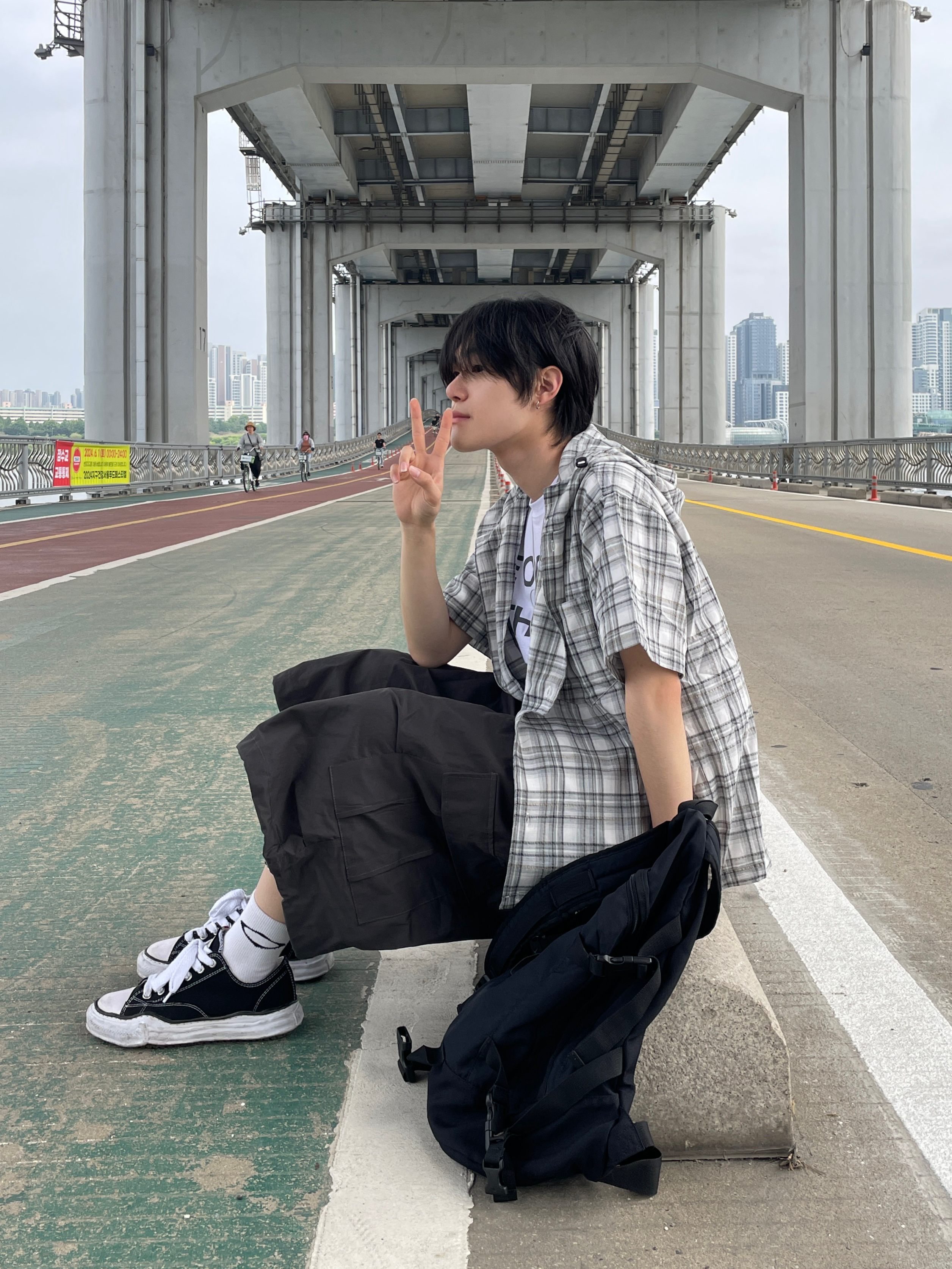 Maison Mihara Yasuhiro Peterson OG Sole Canvas Low Sneakers Black 착용 스타일 - 3