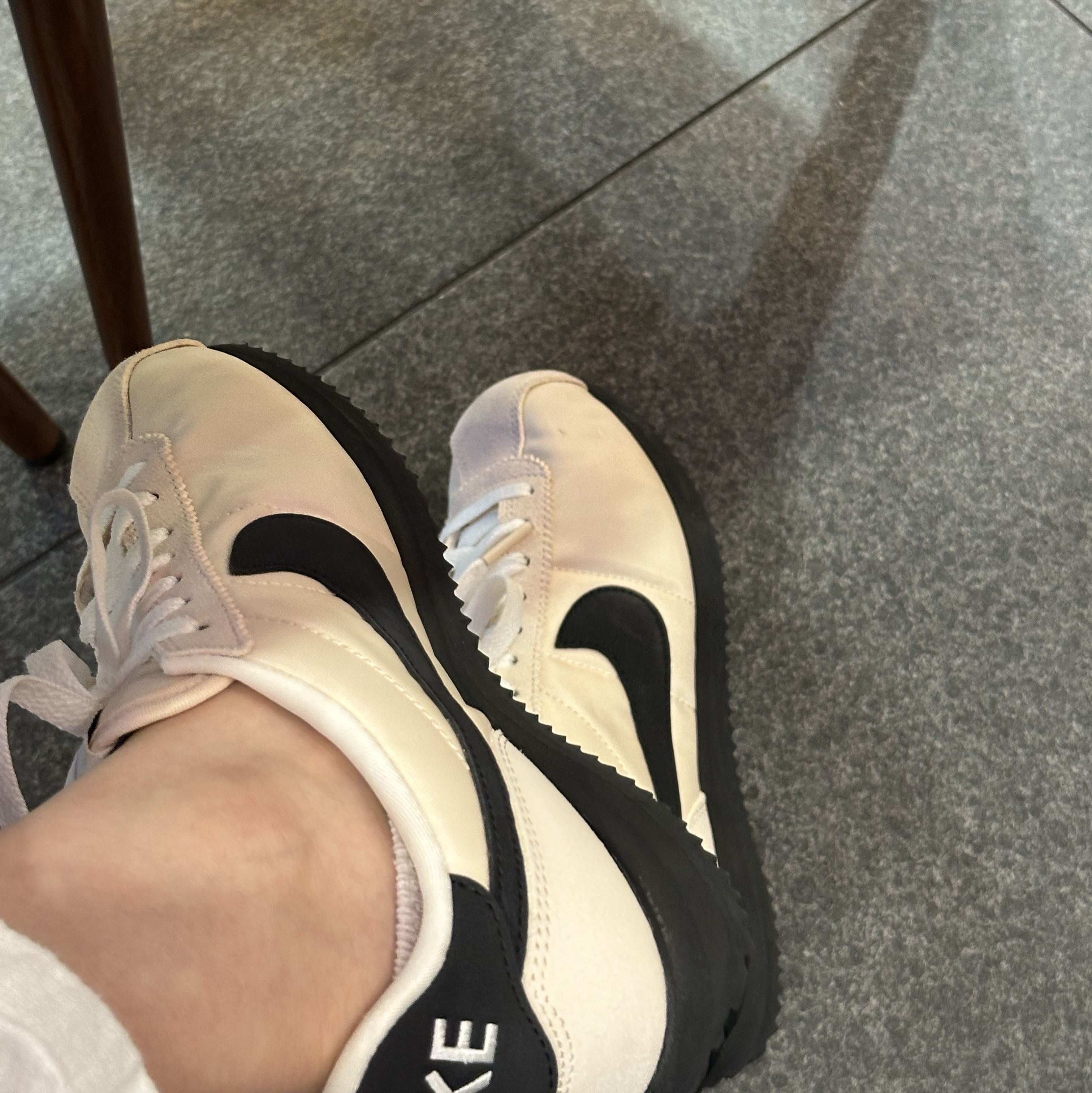 (W) Nike Cortez Textile Guava Ice Sail 착용 스타일