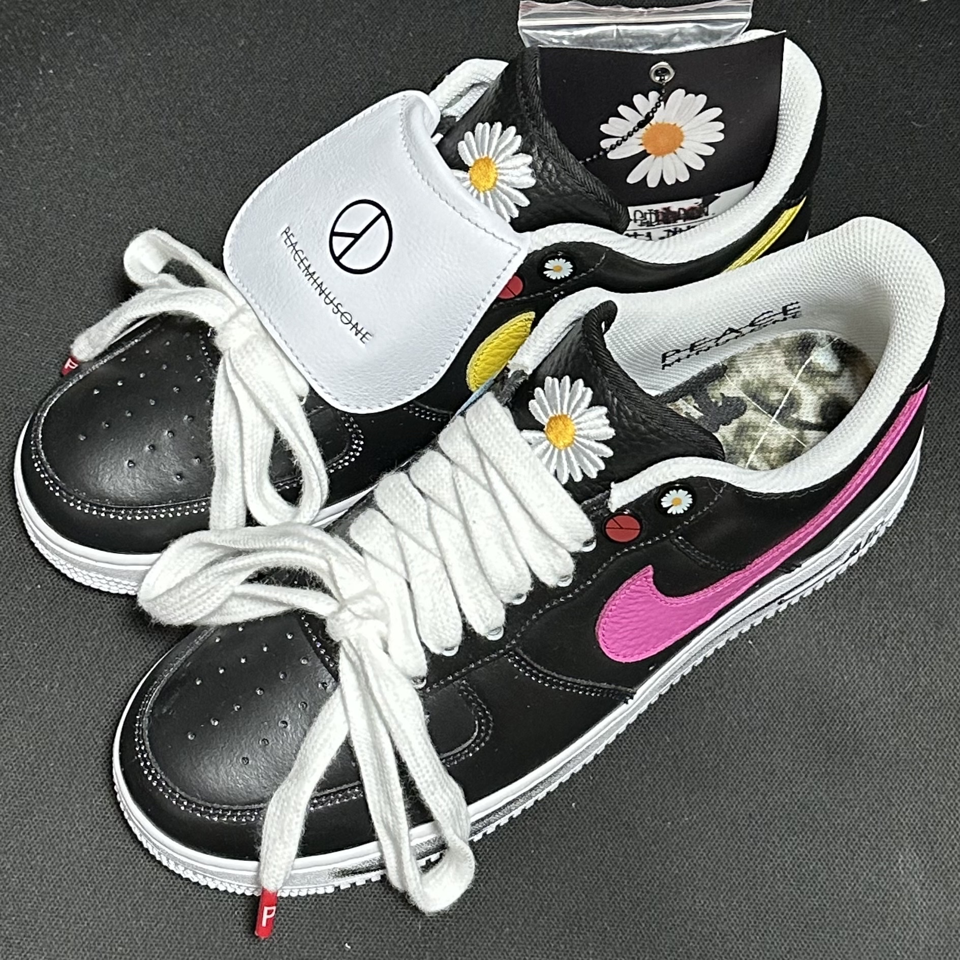 Nike x Peaceminusone Air Force 1 Low Para-Noise 3.0 Black and Multicolor, Nike x Peaceminusone Kwondo1 White 착용 스타일 - 1