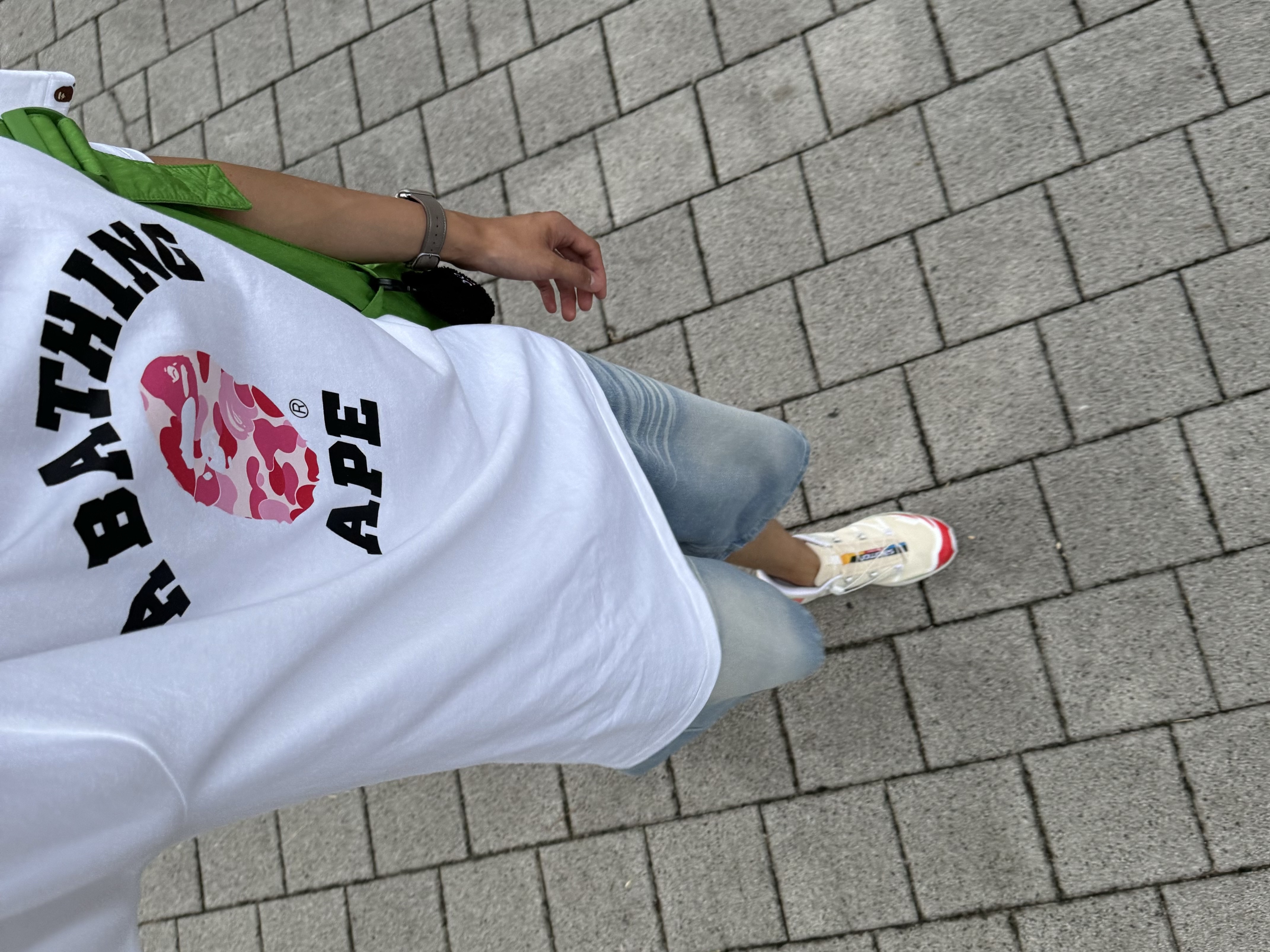 BAPE ABC Camo College T-Shirt White Pink, Salomon XT-6 Shortbread Poppy Red 착용 스타일