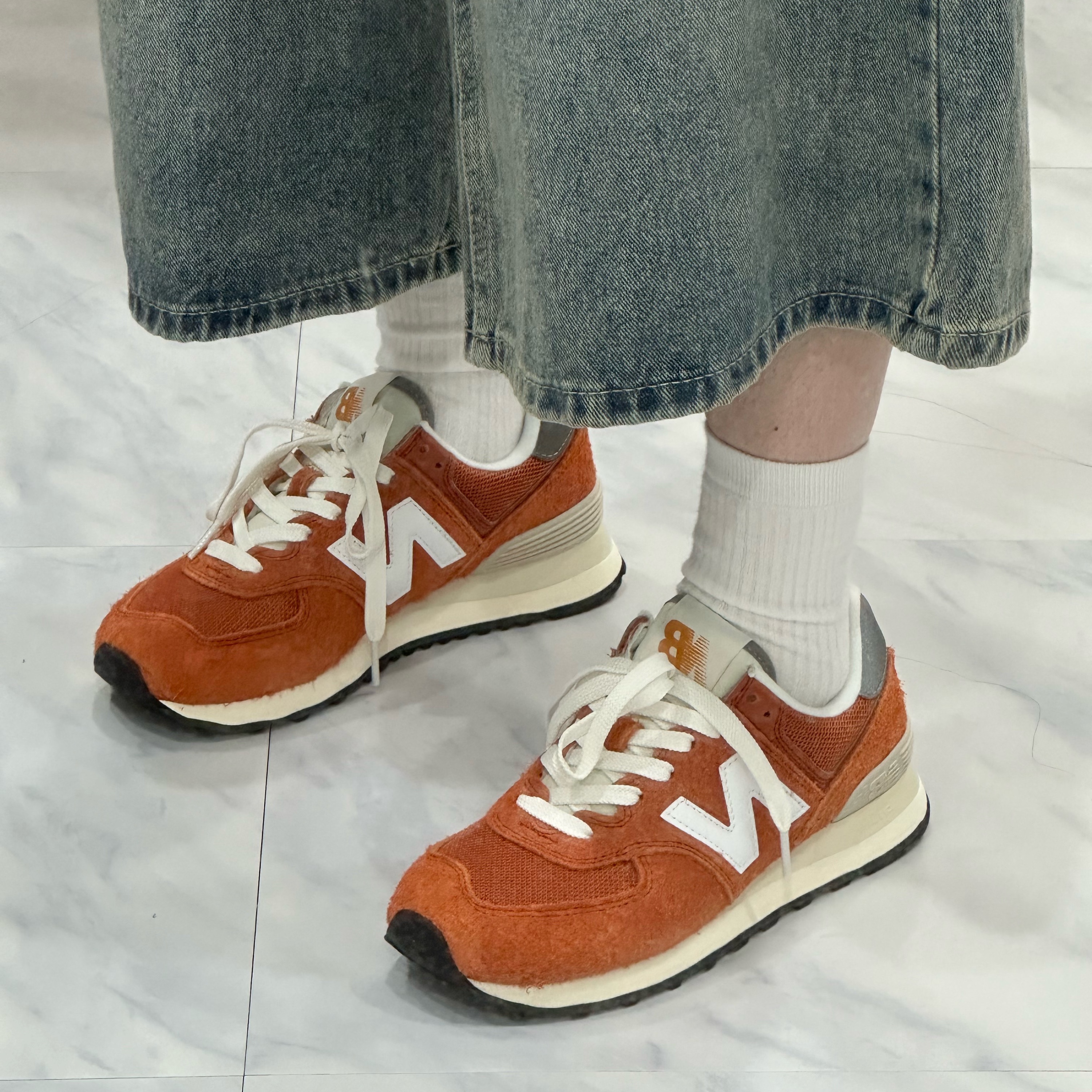 New Balance 574 Heritage Orange Burst White 착용 스타일