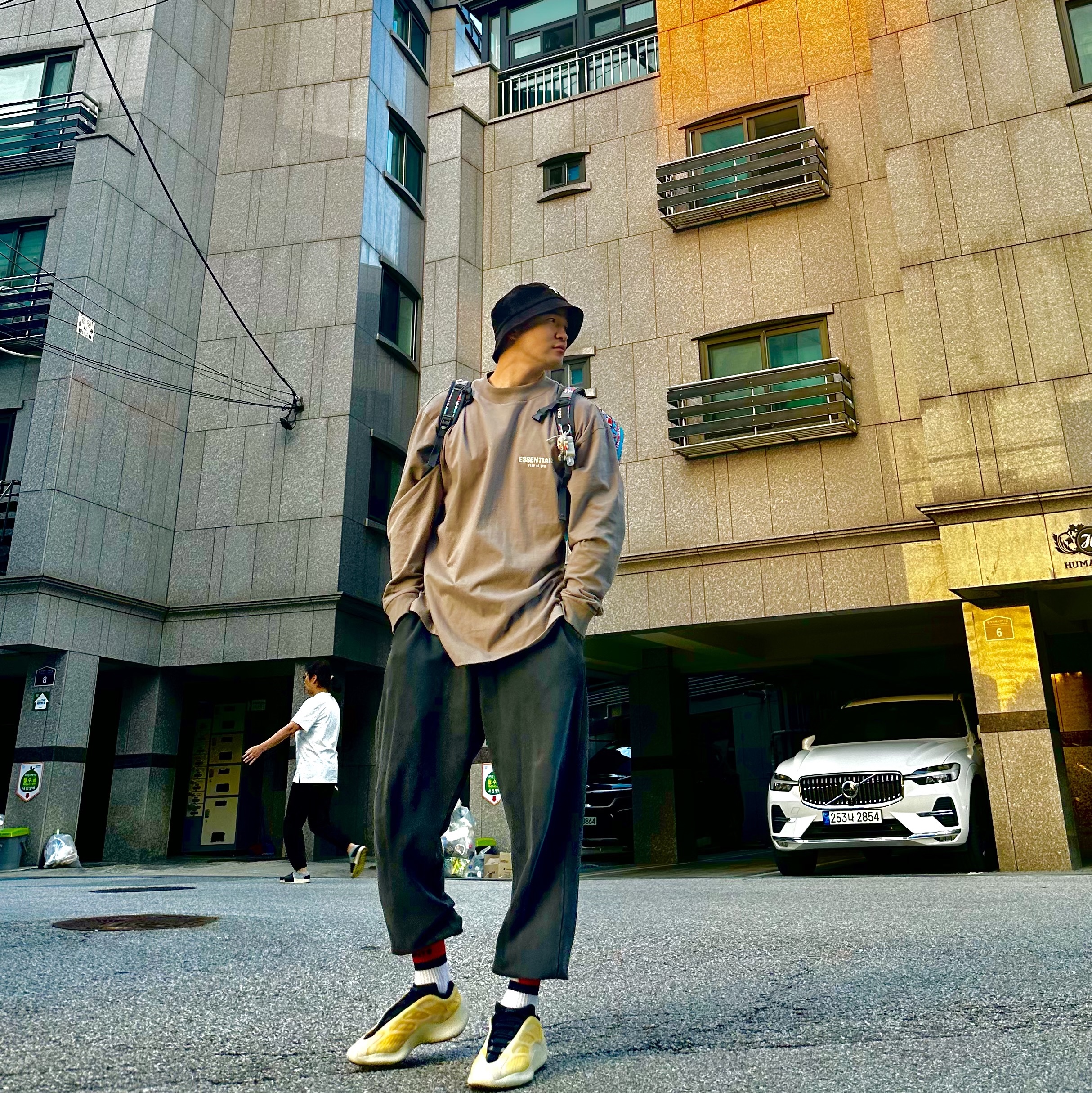 Essentials Long Sleeve T-Shirt Desert Taupe - 22SS, Adidas Yeezy 700 V3 Mono Safflower 착용 스타일 - 1