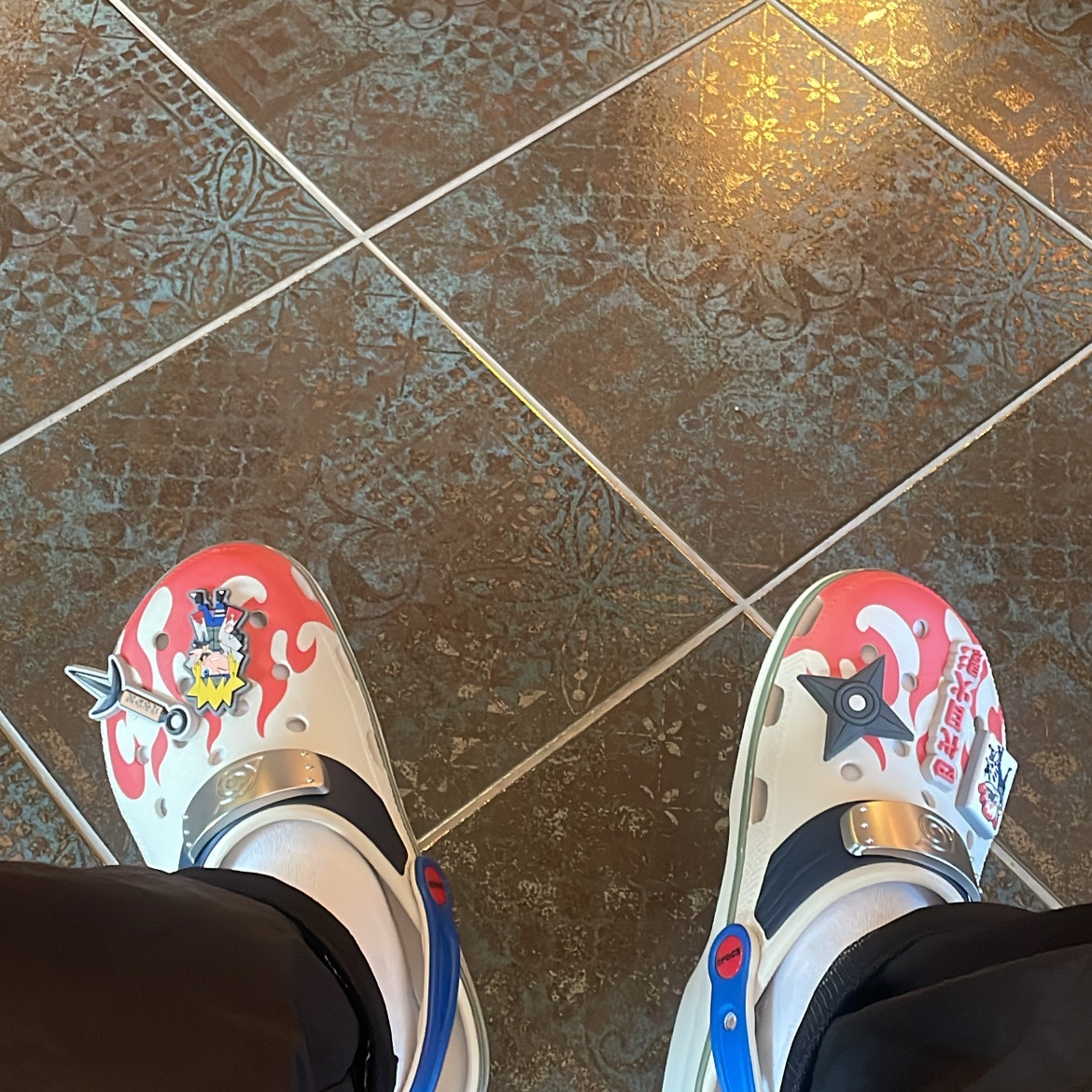Crocs x Naruto Minato Classic Clog Stucco 착용 스타일 - 1