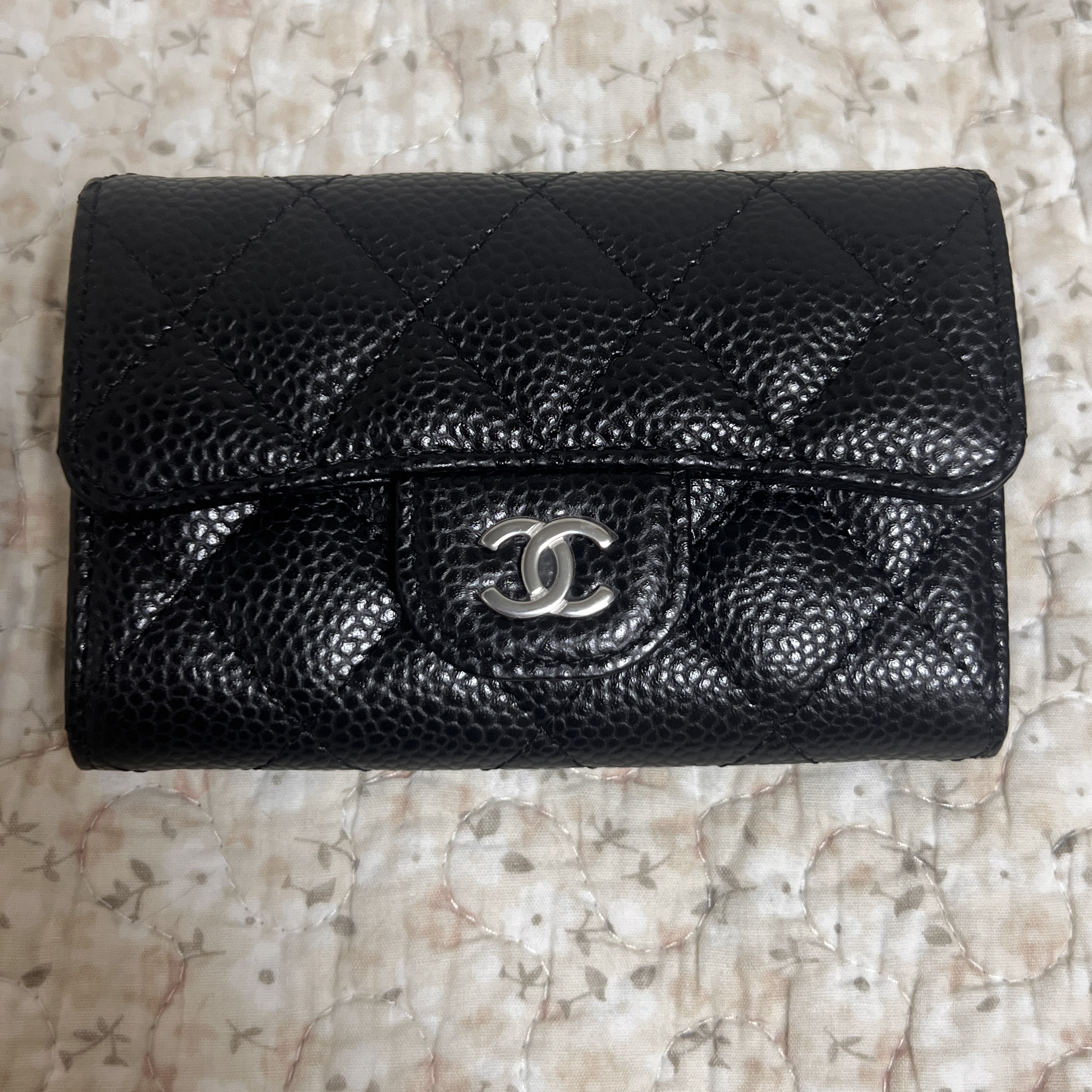 Chanel Classic Card Holder Grained Calfskin & Silver Black 착용 스타일 - 1