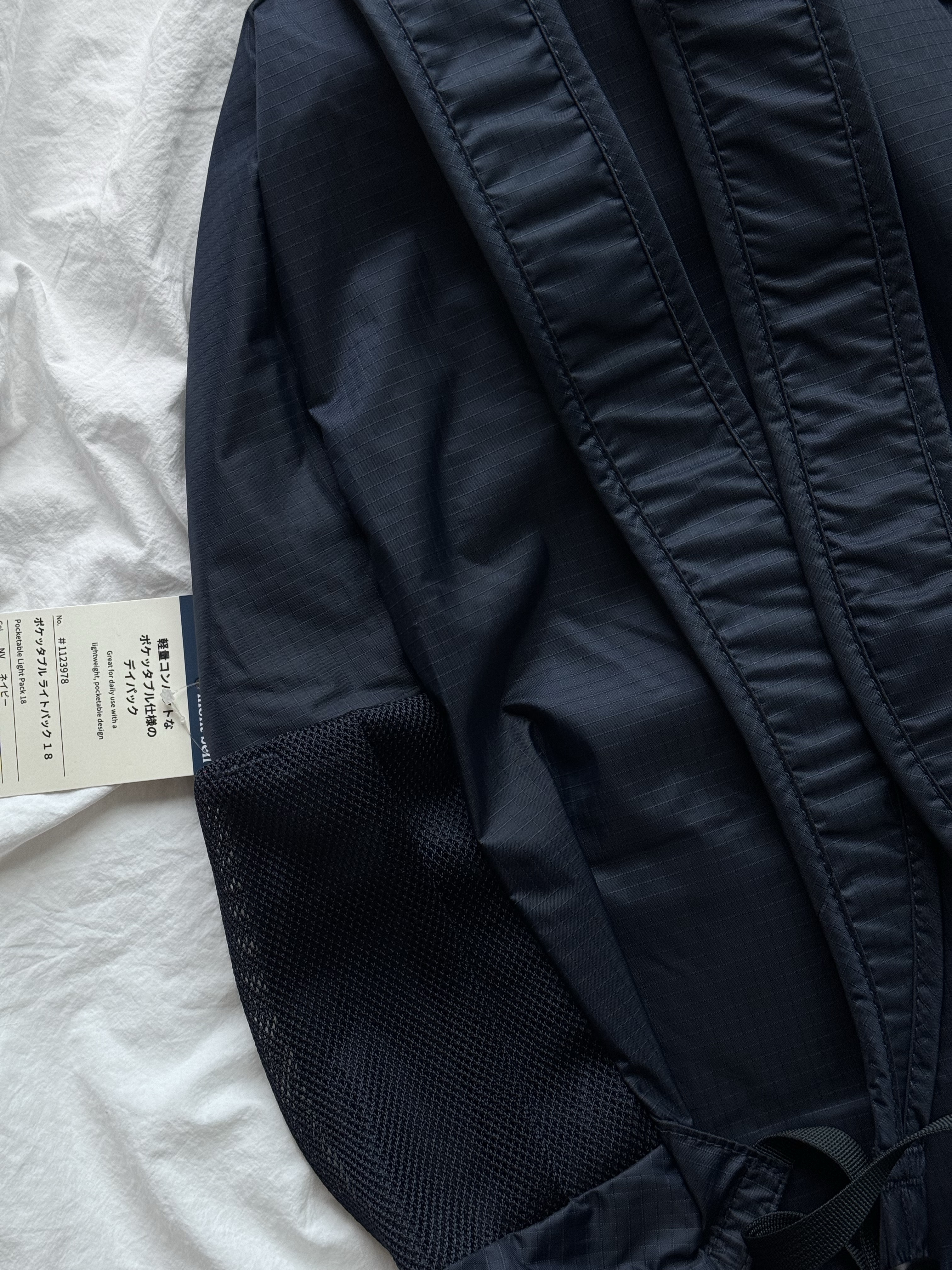 Montbell Pocketable Light Pack 18 Khaki Green, Montbell Pocketable Light Pack 18 Navy 착용 스타일 - 3