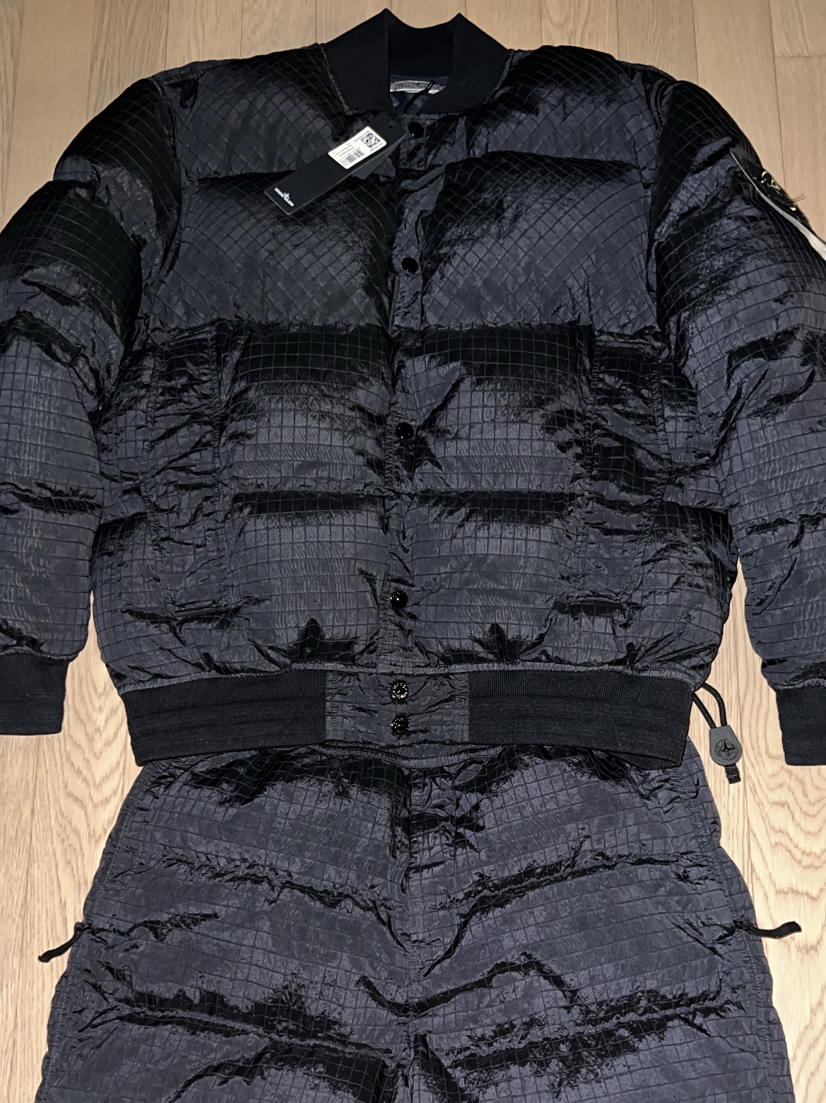 Stone Island 43232 Macro Ripstop Nylon Metal in Econyl Regenerated Nylon Down-TC Black - 23FW 착용 스타일 - 2