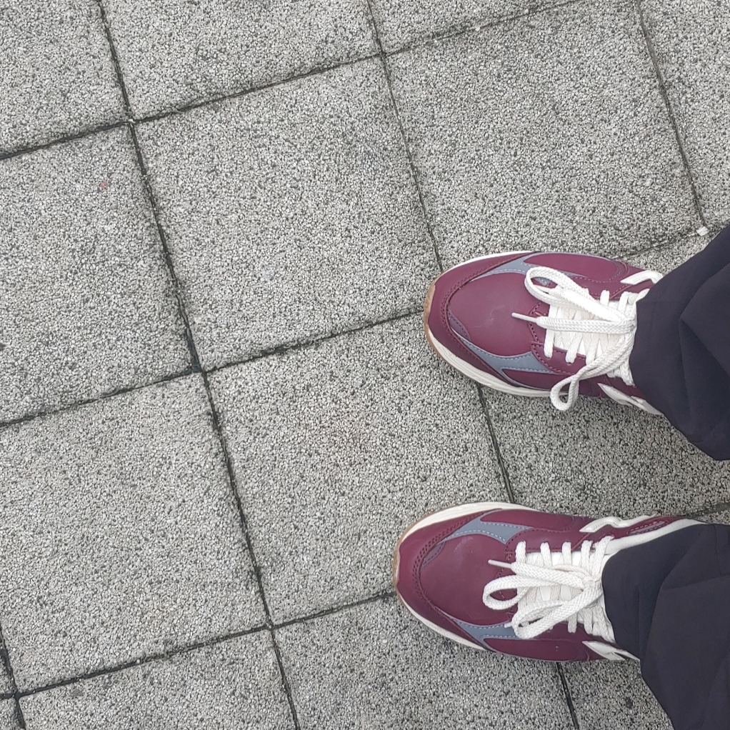 New Balance 2002R Vintage Leather Pack Burgundy 착용 스타일