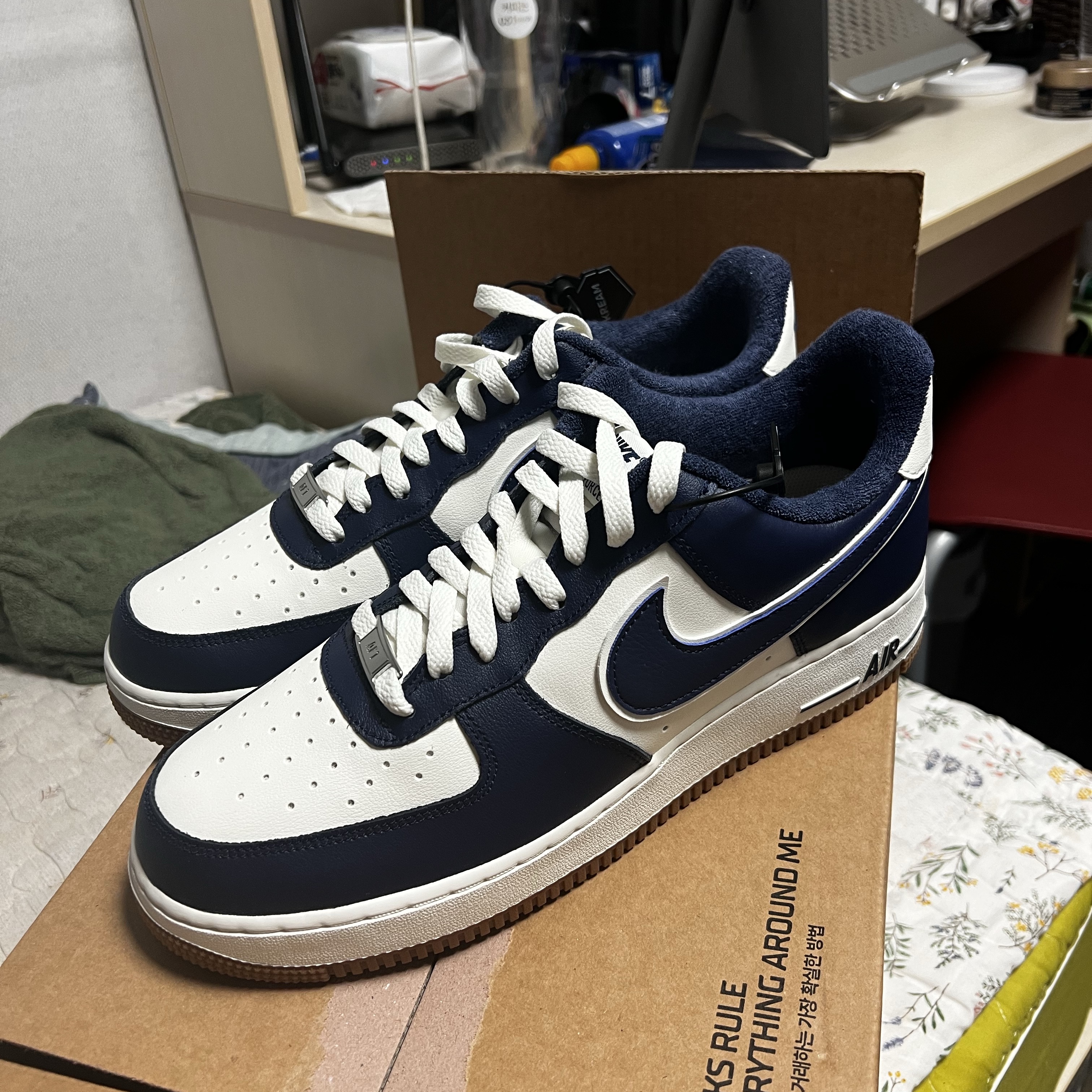 Nike Air Force 1 '07 LV8 Midnight Navy 착용 스타일