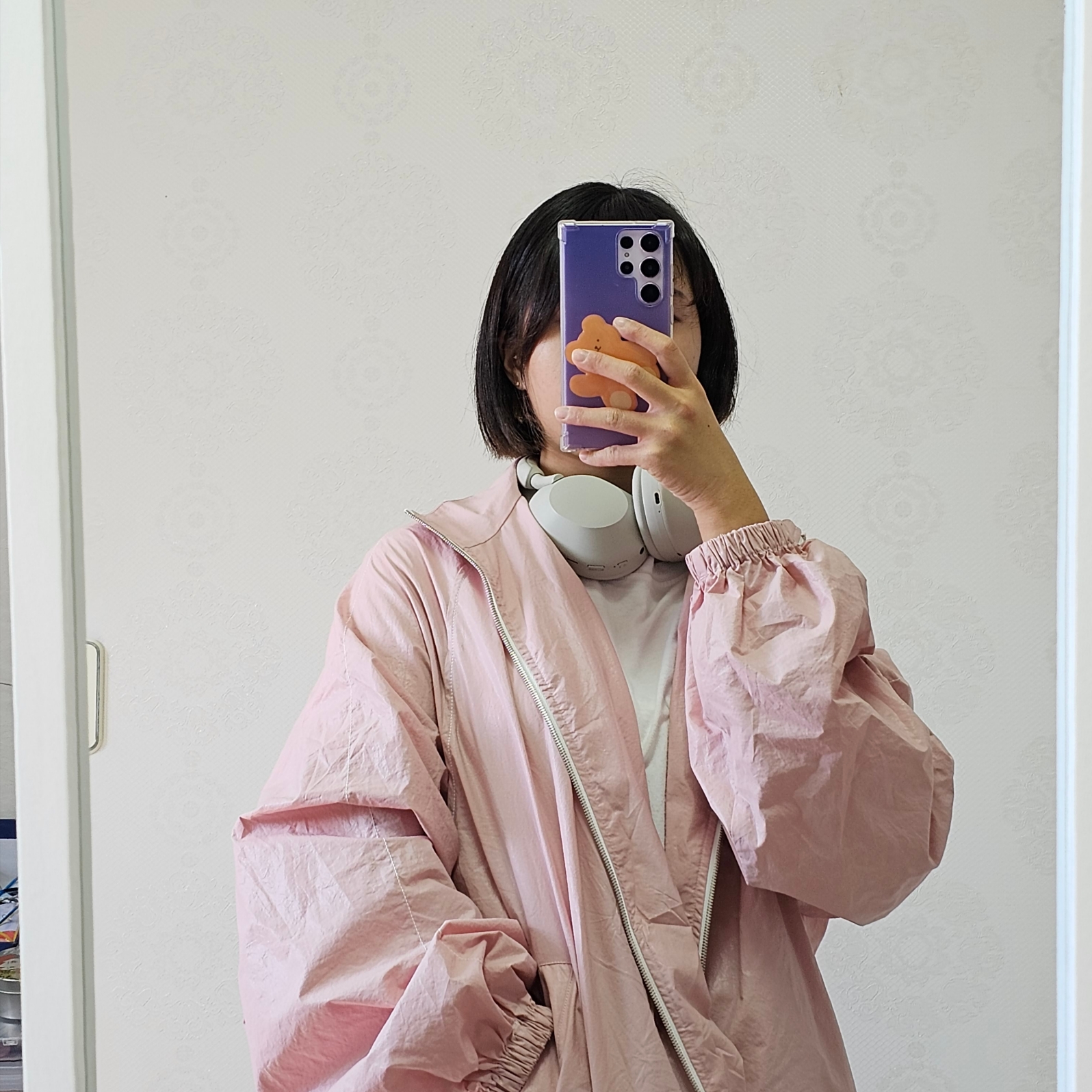 Matin Kim Logo Coating Jumper Pink 착용 스타일