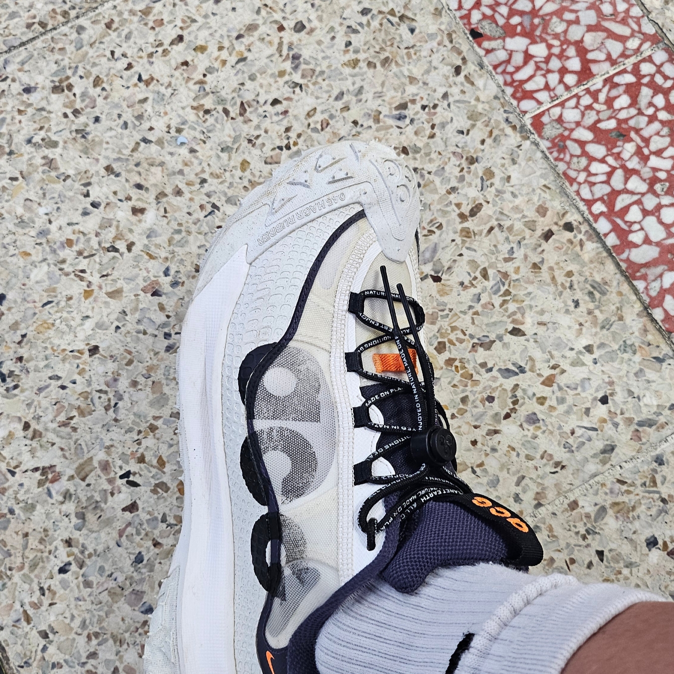 Nike ACG Mountain Fly 2 Low Summit White and Bright Mandarin 착용 스타일 - 2