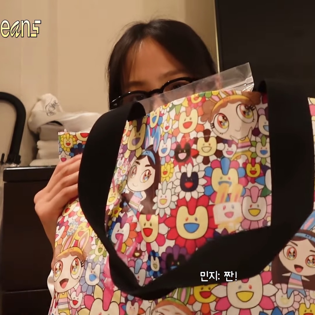 NewJeans x Murakami Medium Reusable Bag 착용 스타일