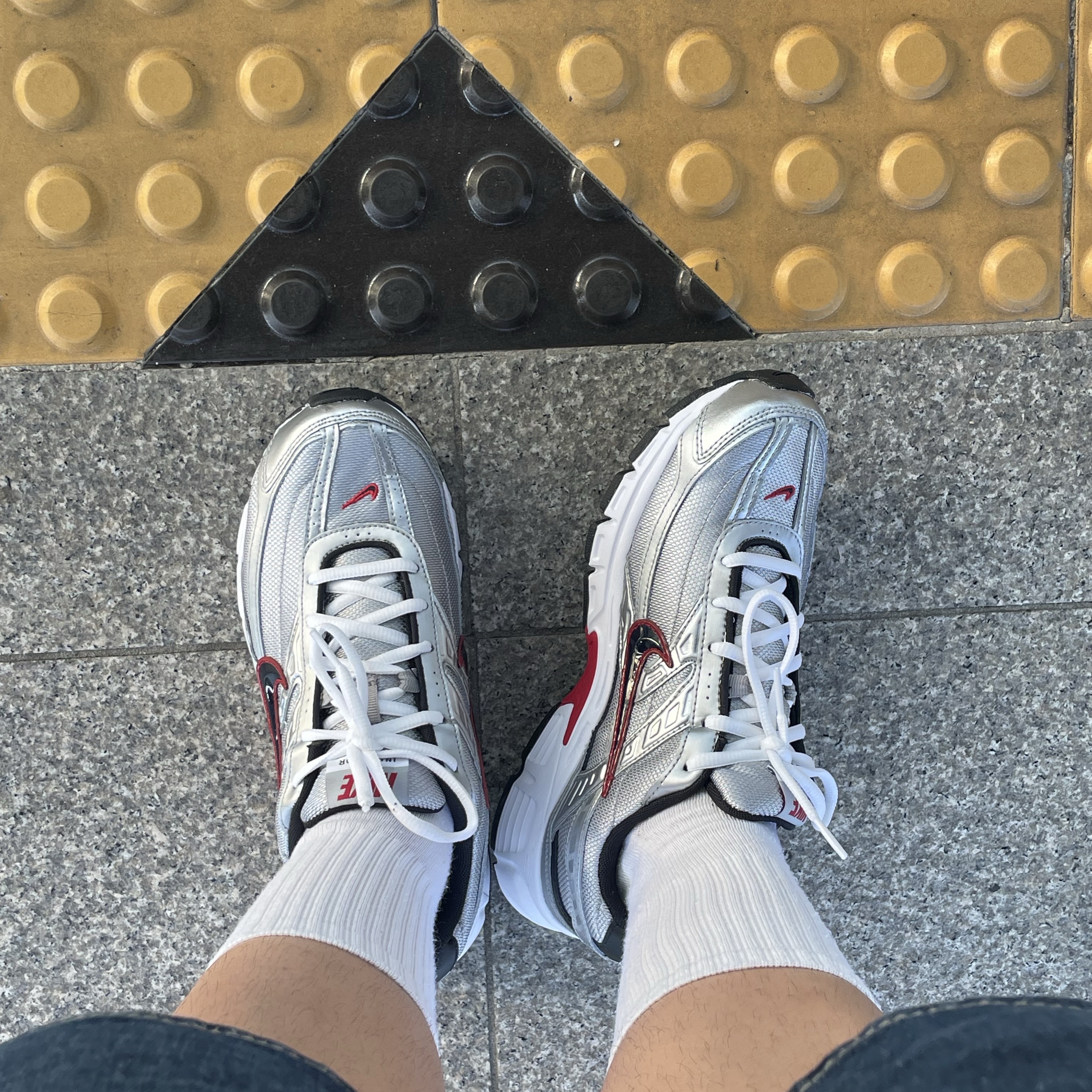 Nike Initiator Metallic Silver Black 착용 스타일