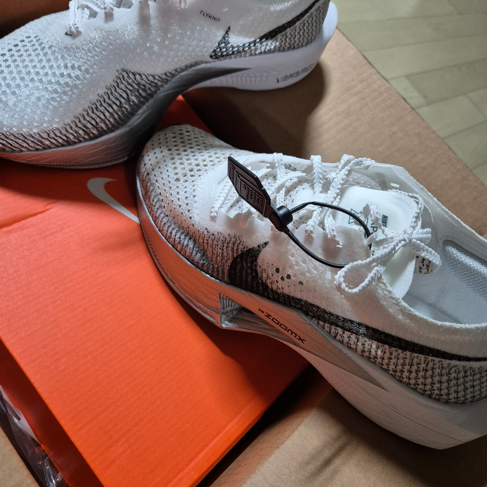 Nike ZoomX Vaporfly Next% 3 White Grey 착용 스타일 - 3